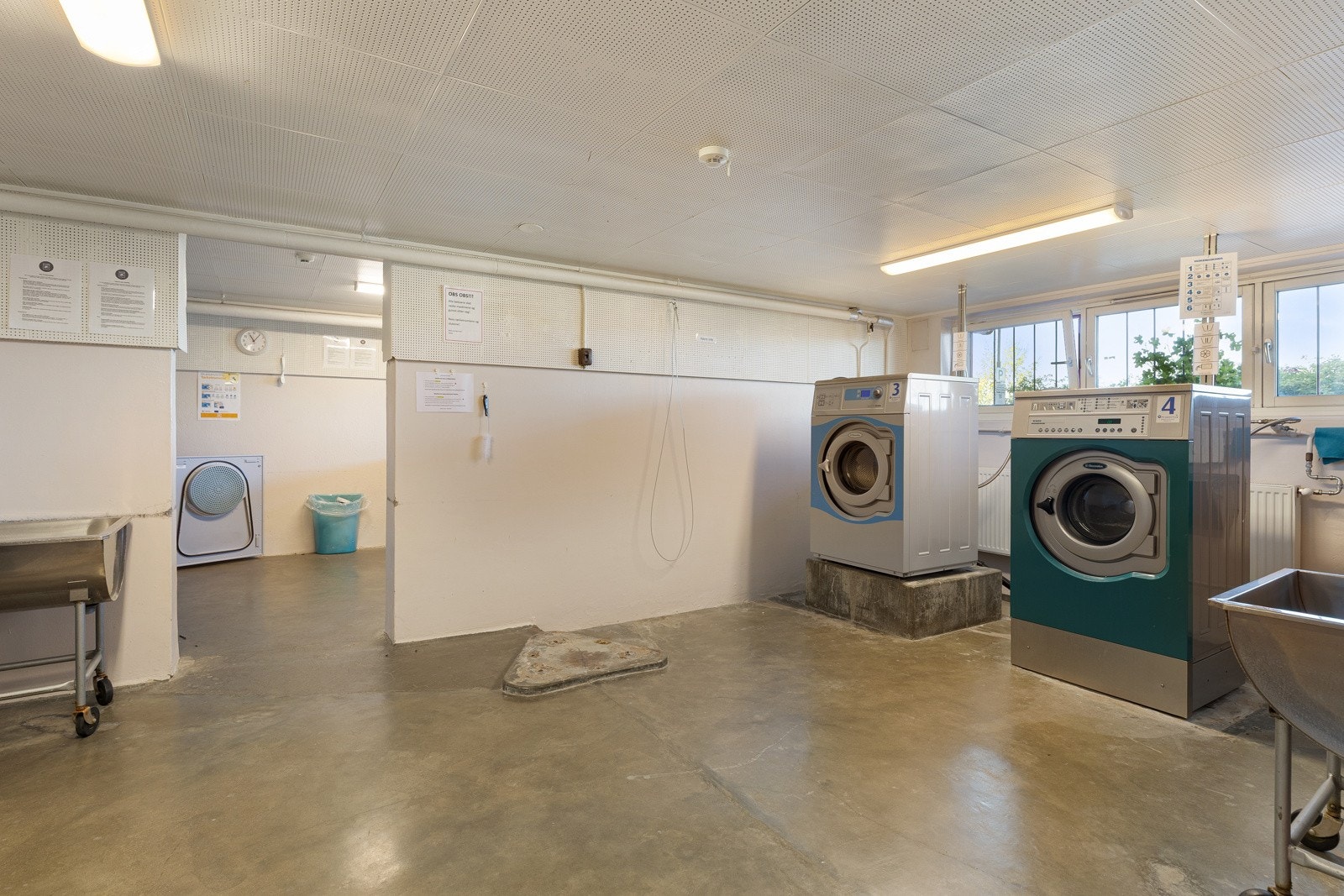 Felles vaskeri kun en trapp ned Galleribilde