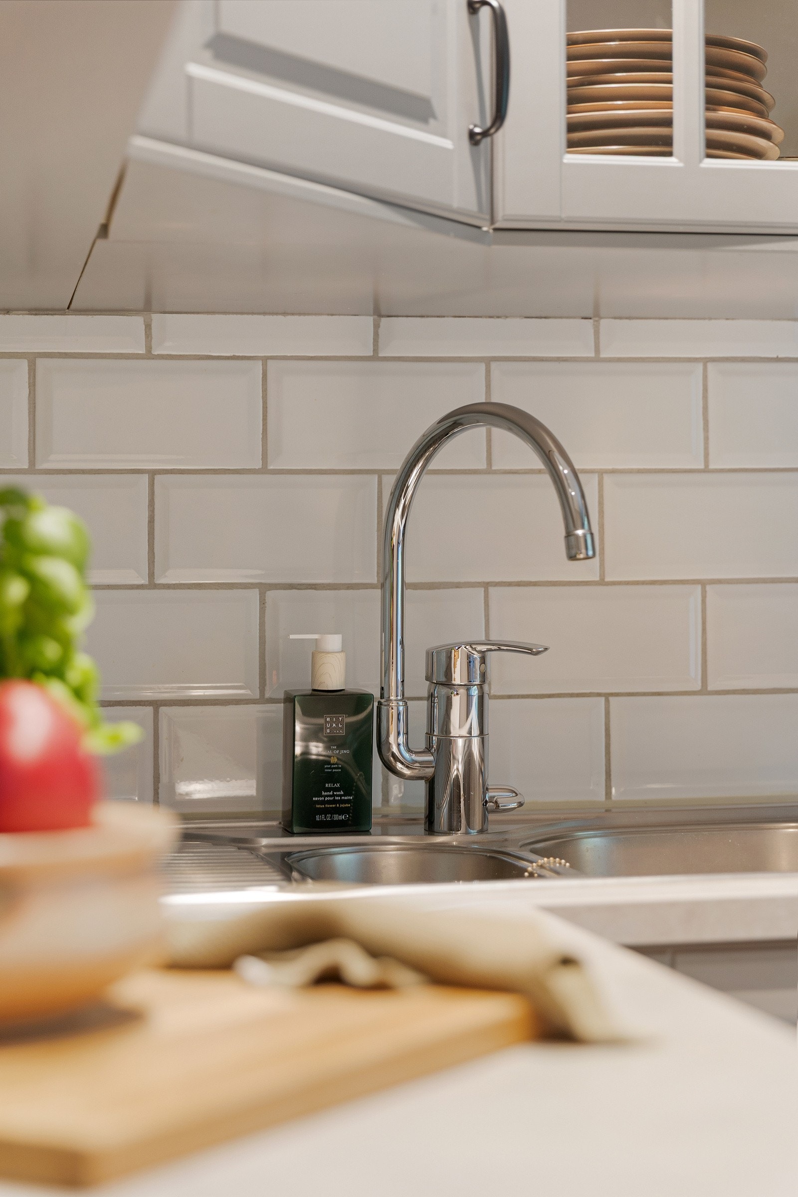 Nedsenket oppvaskkum med ett-greps armatur - flislagt mellom benkeplate og overskap Galleribilde