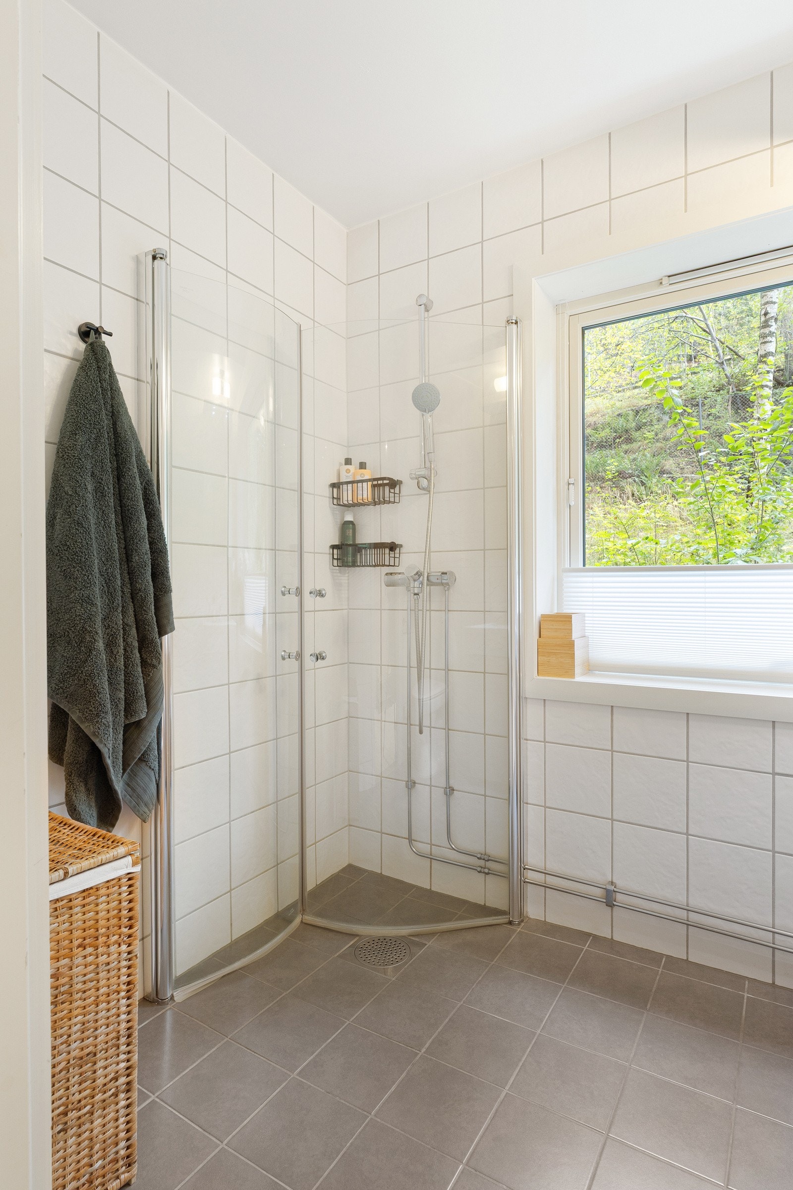 Dusjhjørne med innfellbare glassdører og dusjarmatur tilkoblet hånddusj - gulvstående toalett Galleribilde