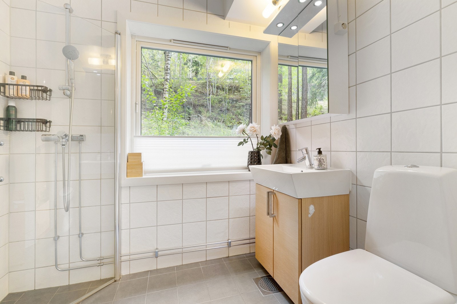 Baderom med vegghengt servantskap med glatte fronter - nedsenket servant med ett-greps armatur Galleribilde