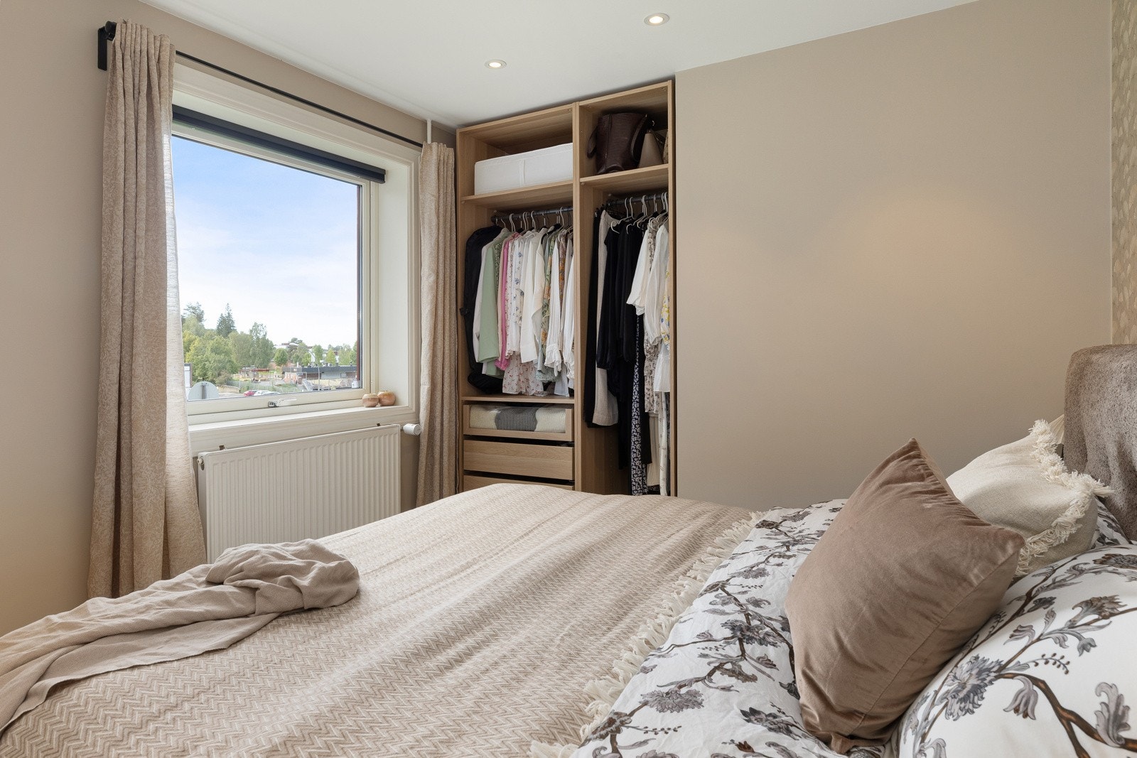 Soverom 1 - god plass til dobbeltseng - garderobeskap Galleribilde