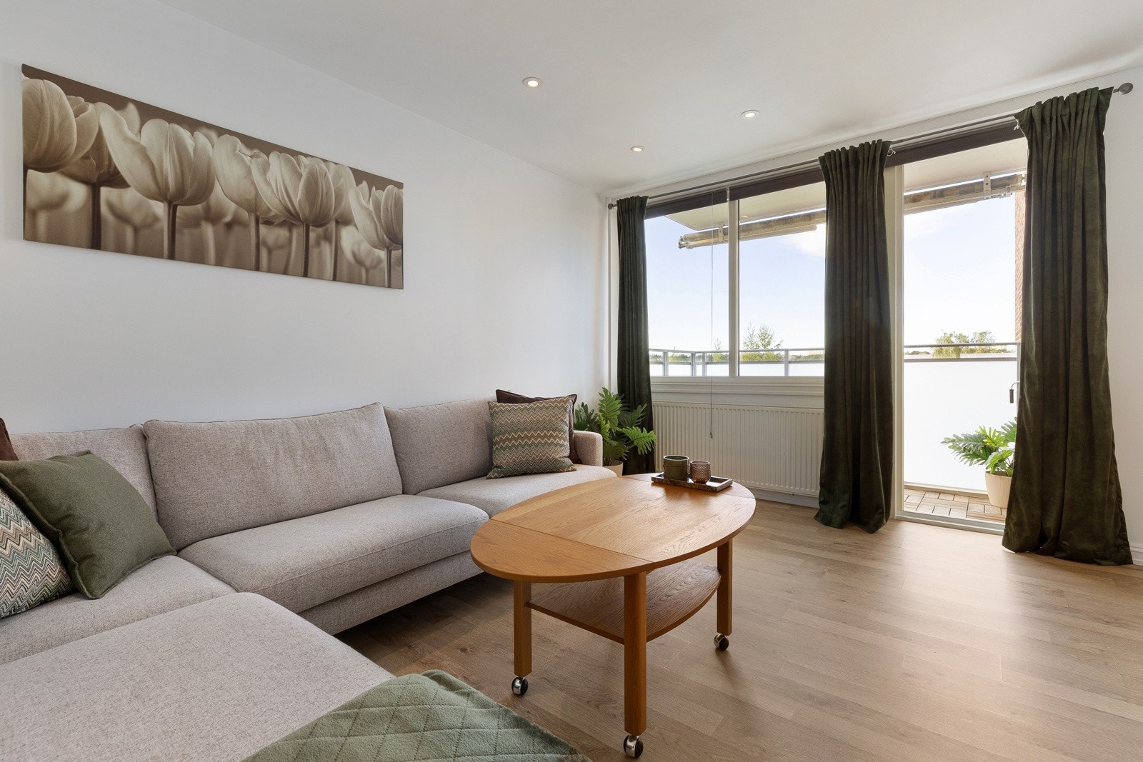 Lys stue med store vindusflater og pent laminatgulv - utgang til balkong fra stuen Galleribilde