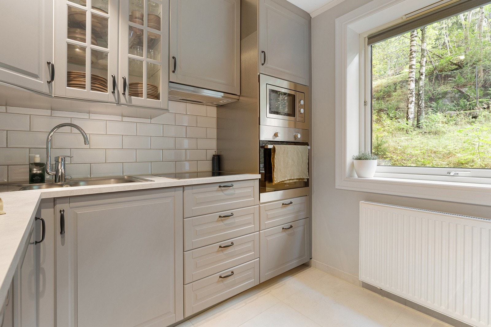 Frittstående oppvaskmaskin - integrerte hvitevarer bestående av stekeovn og nedfelt platetopp Galleribilde