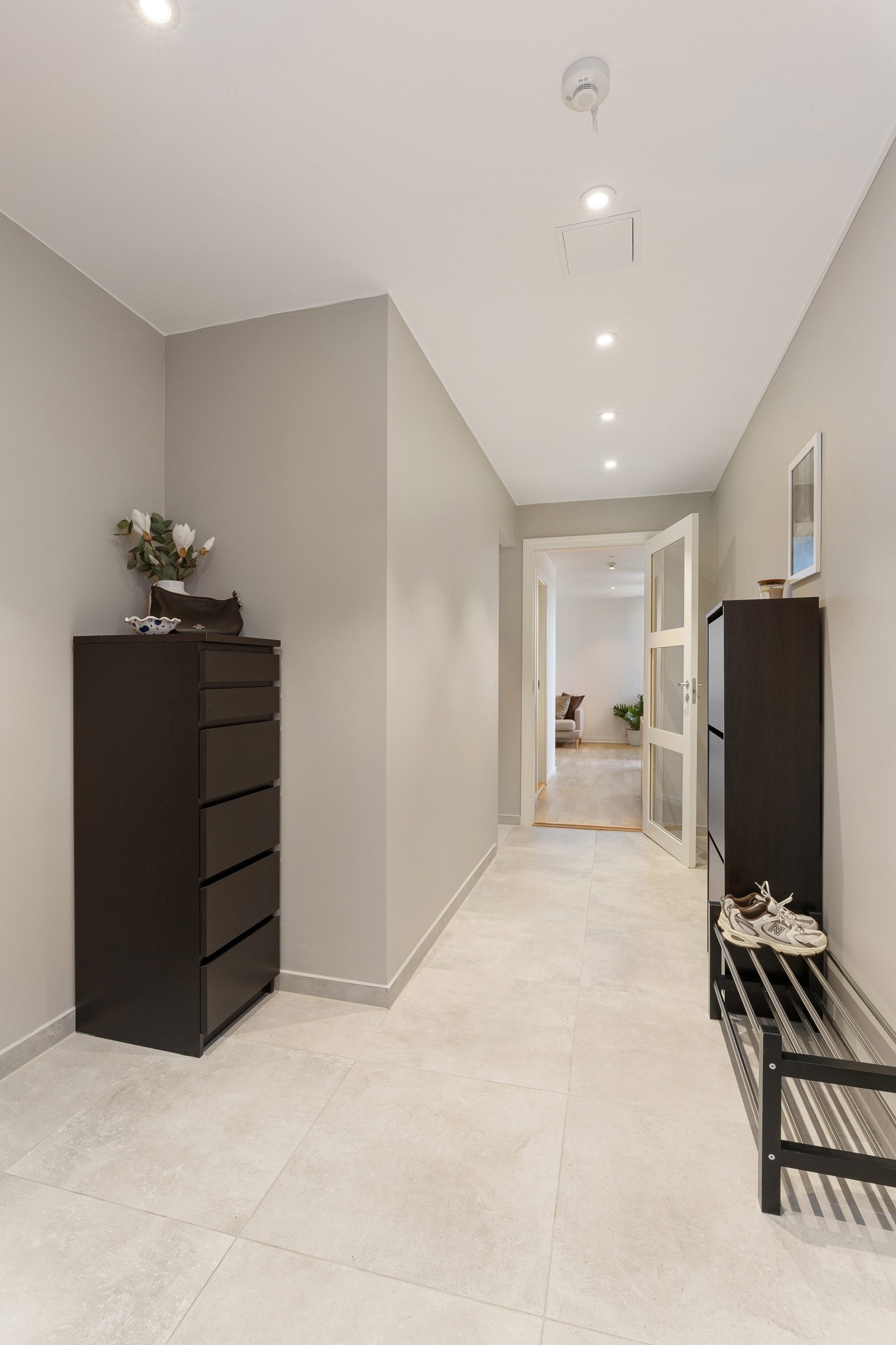 Entré/gang med god plass til oppeng av tøy og oppbevaring av sko - flislagt gulv med gulvvarme - downlights i himling Galleribilde