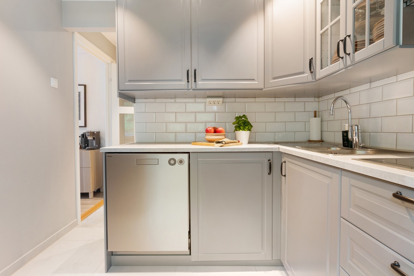 Flott kjøkken med profilerte fronter og benkeplater av laminat - rikelig med skap og benkeplass Galleribilde