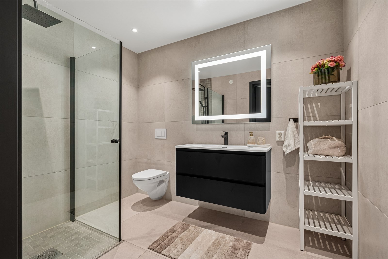 Delikat bad med moderne innredning og dusjvegger Galleribilde