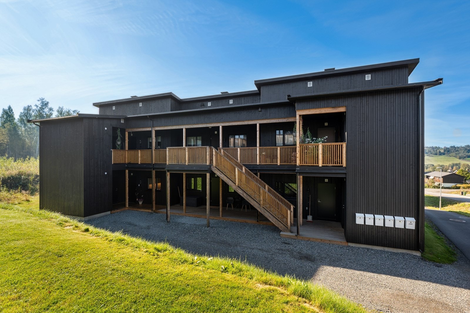 Skjermet inngang på baksiden. Galleribilde