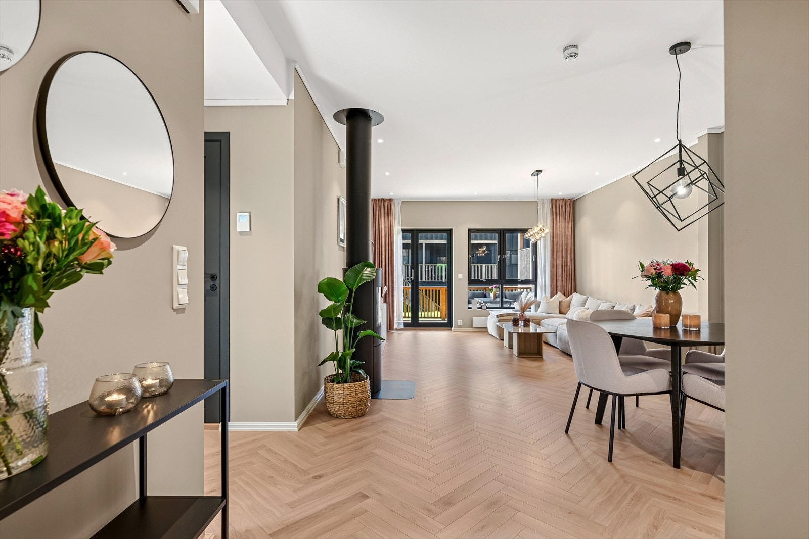 Lys og romslig stue med spotter i taket og utgang til terrasse Galleribilde