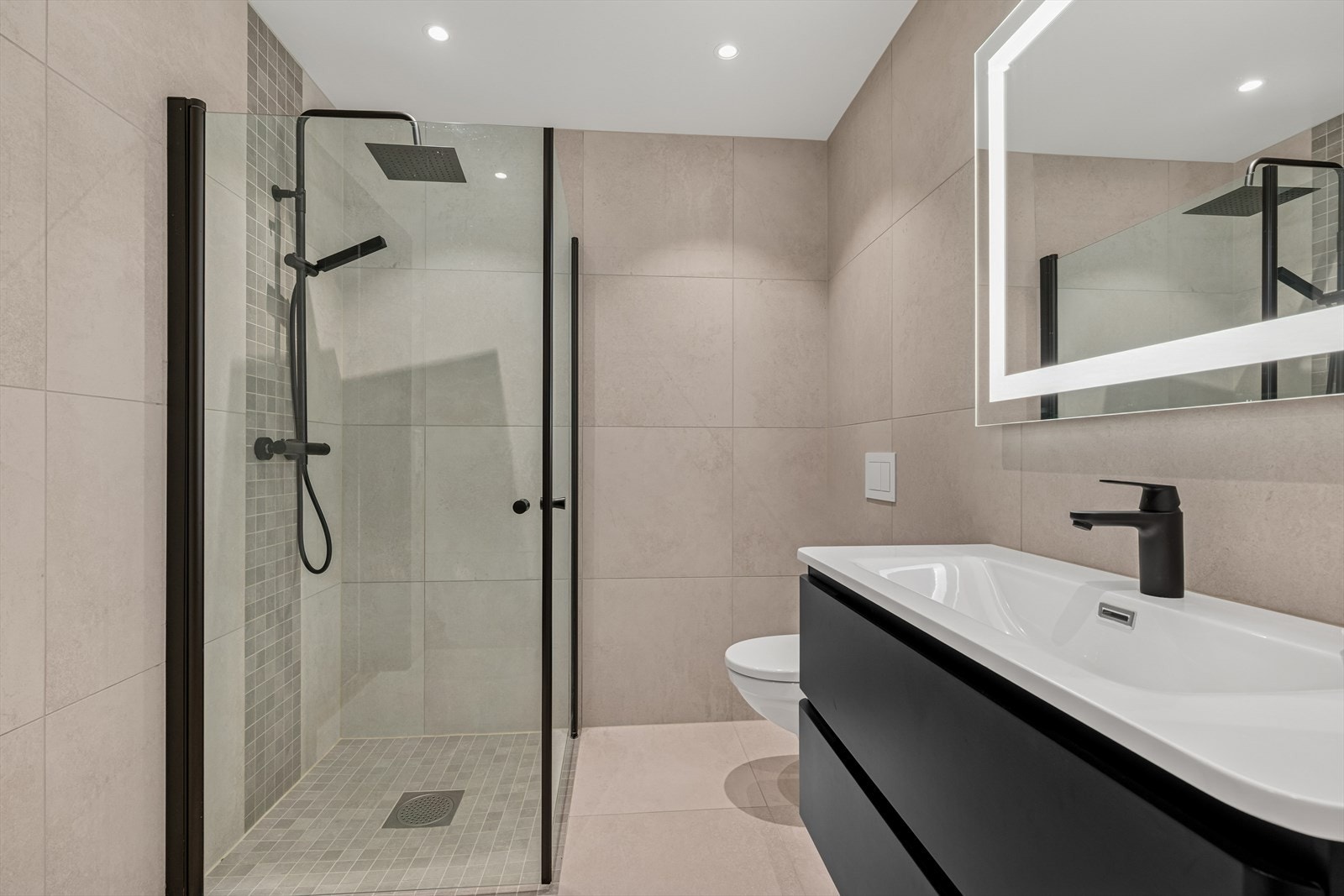 Bad med oppgraderte detaljer og tidsriktig stil Galleribilde