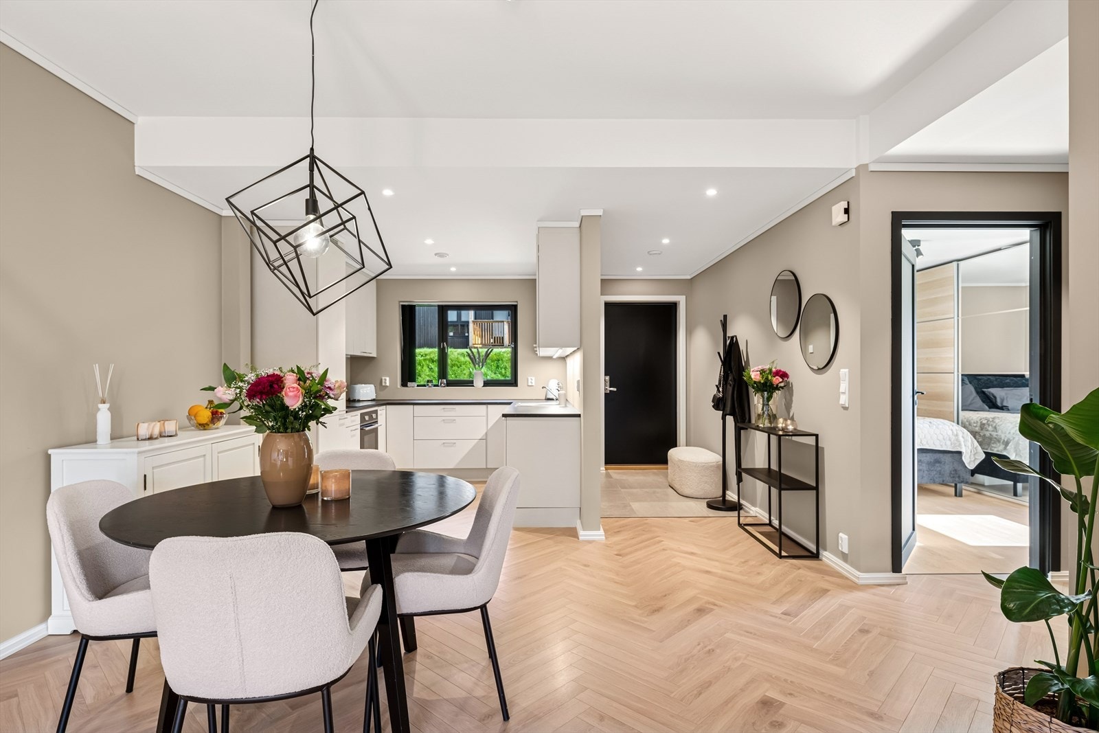 Leiligheten er oppgradert og holder en moderne standard, samt innehar en praktisk planløsning. Galleribilde