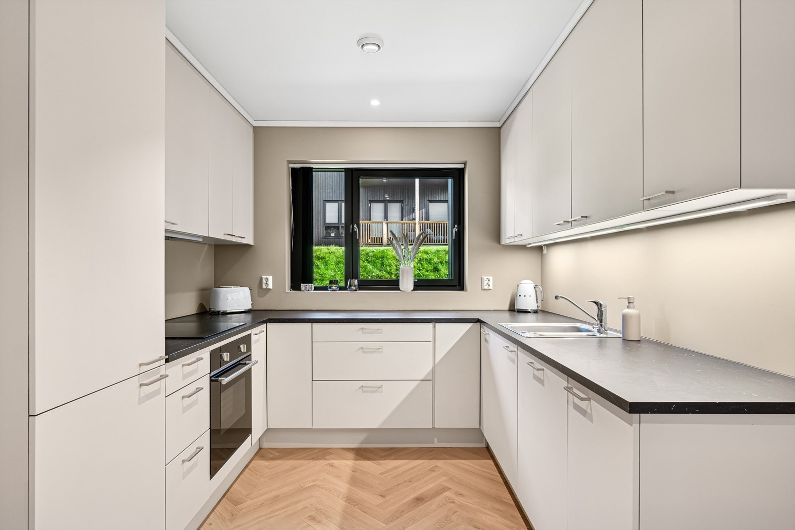 Her får du godt med godt med skap- og benkeplass! Galleribilde