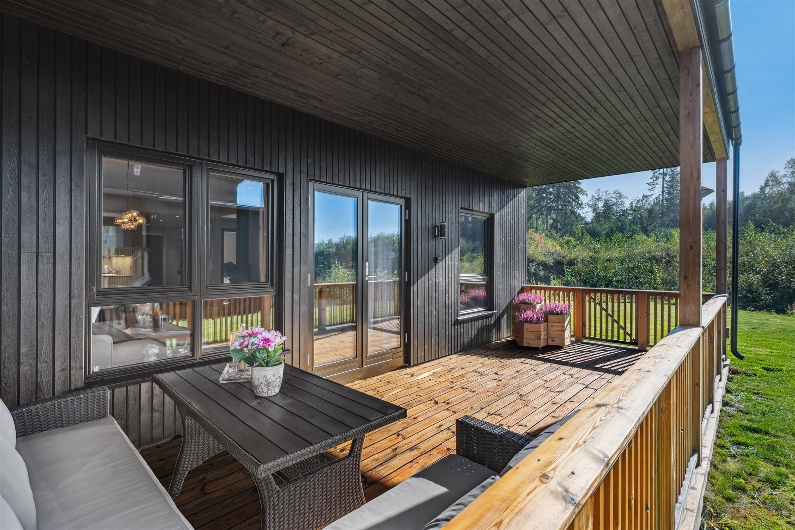 Overbygd terrasse med gode solforhold. Galleribilde