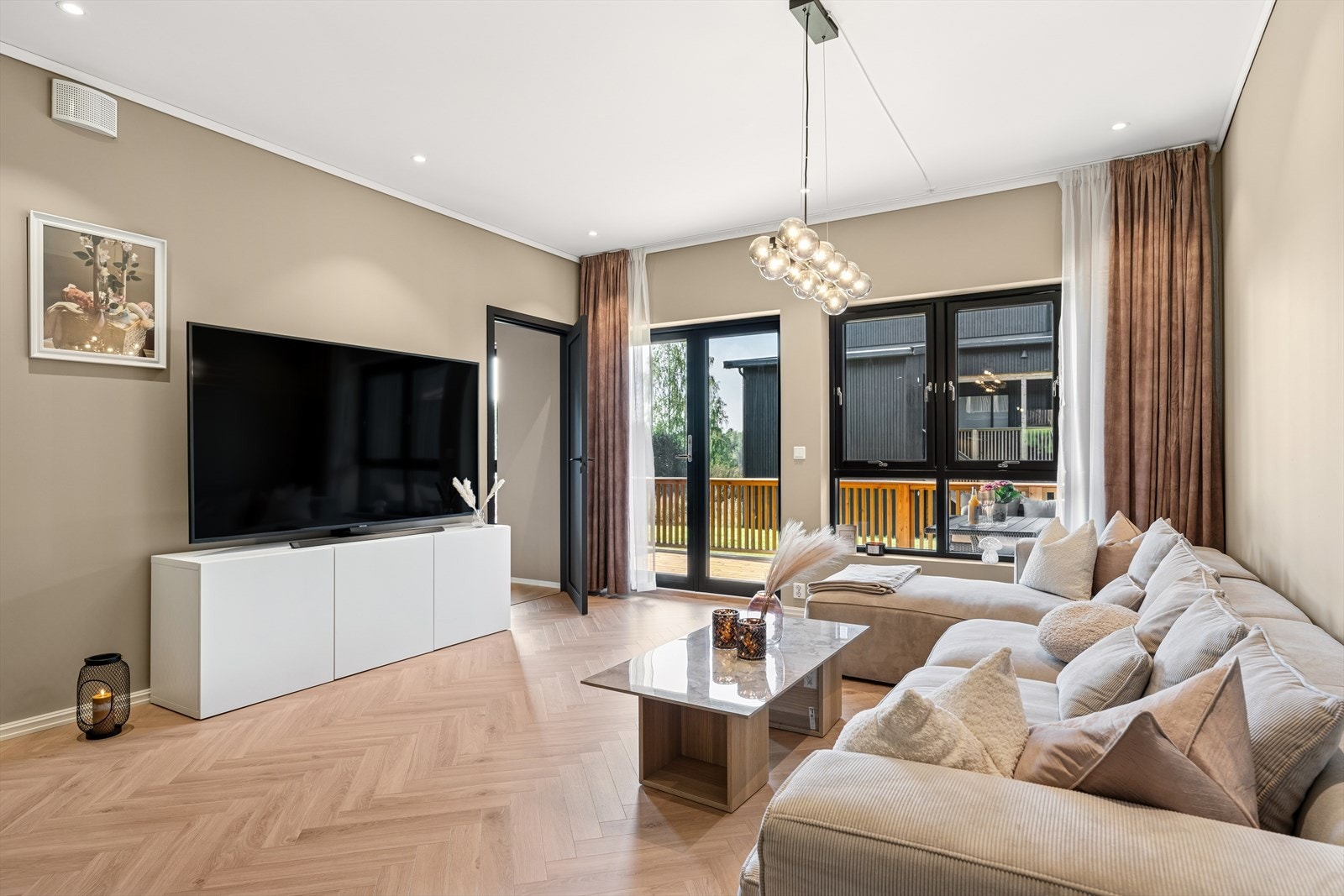 Her kan du samle venner og familie - romslig stue med utgang til terrasse Galleribilde