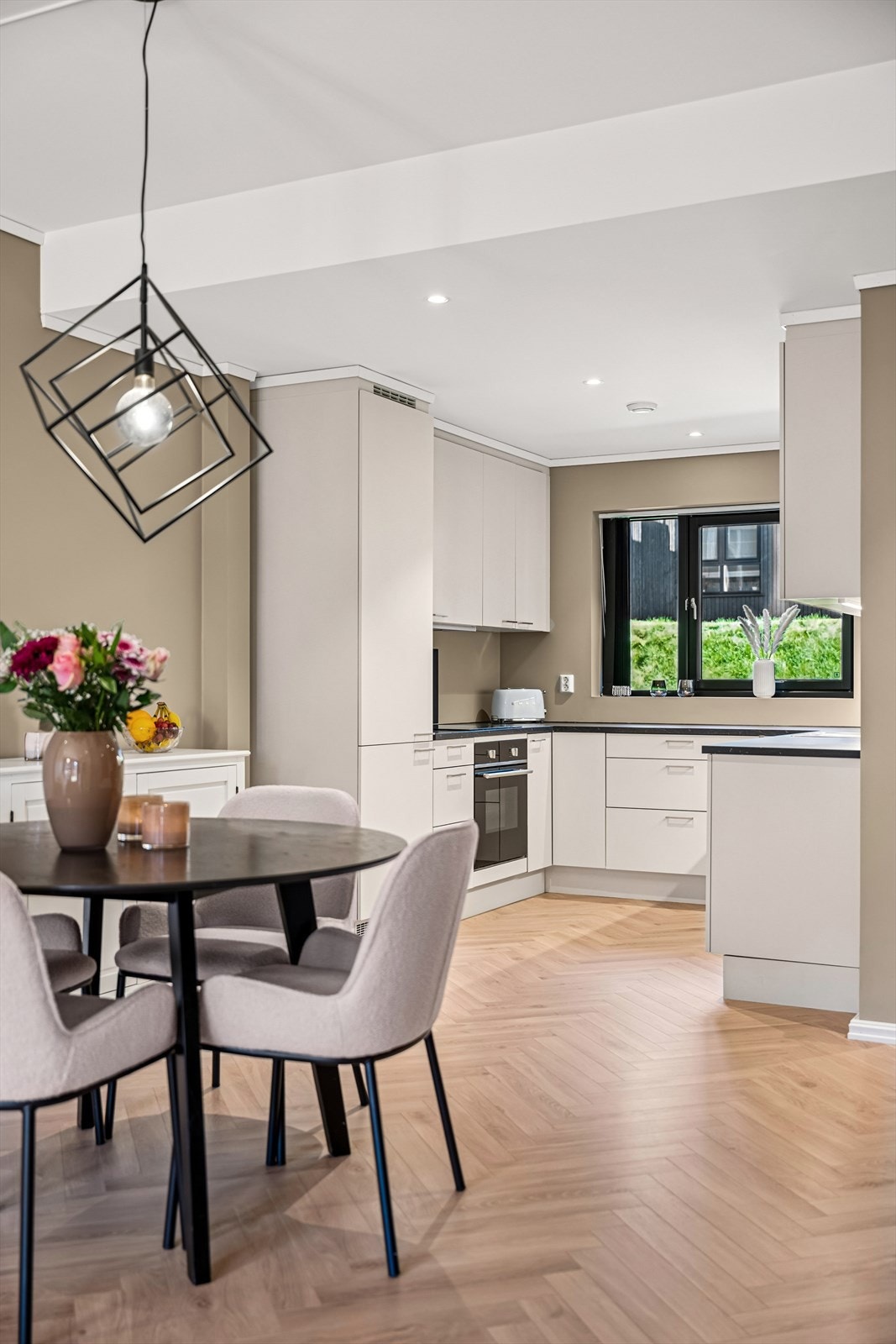 Åpen løsning mellom kjøkken og stue - perfekt for sosialt samvær Galleribilde