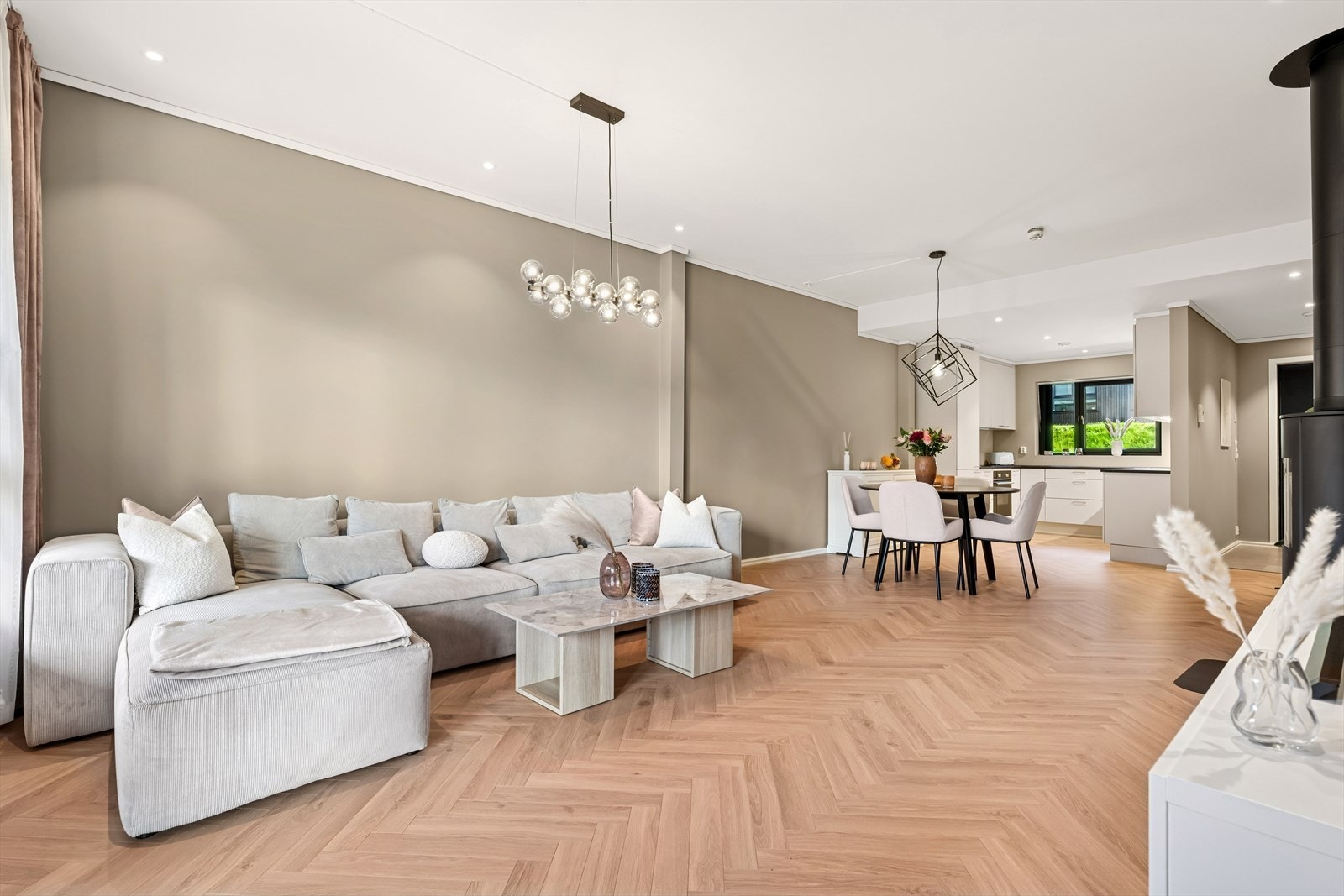 Her er det god plass til både sofakrok og spiseplass. Sosial og åpent rom. Galleribilde