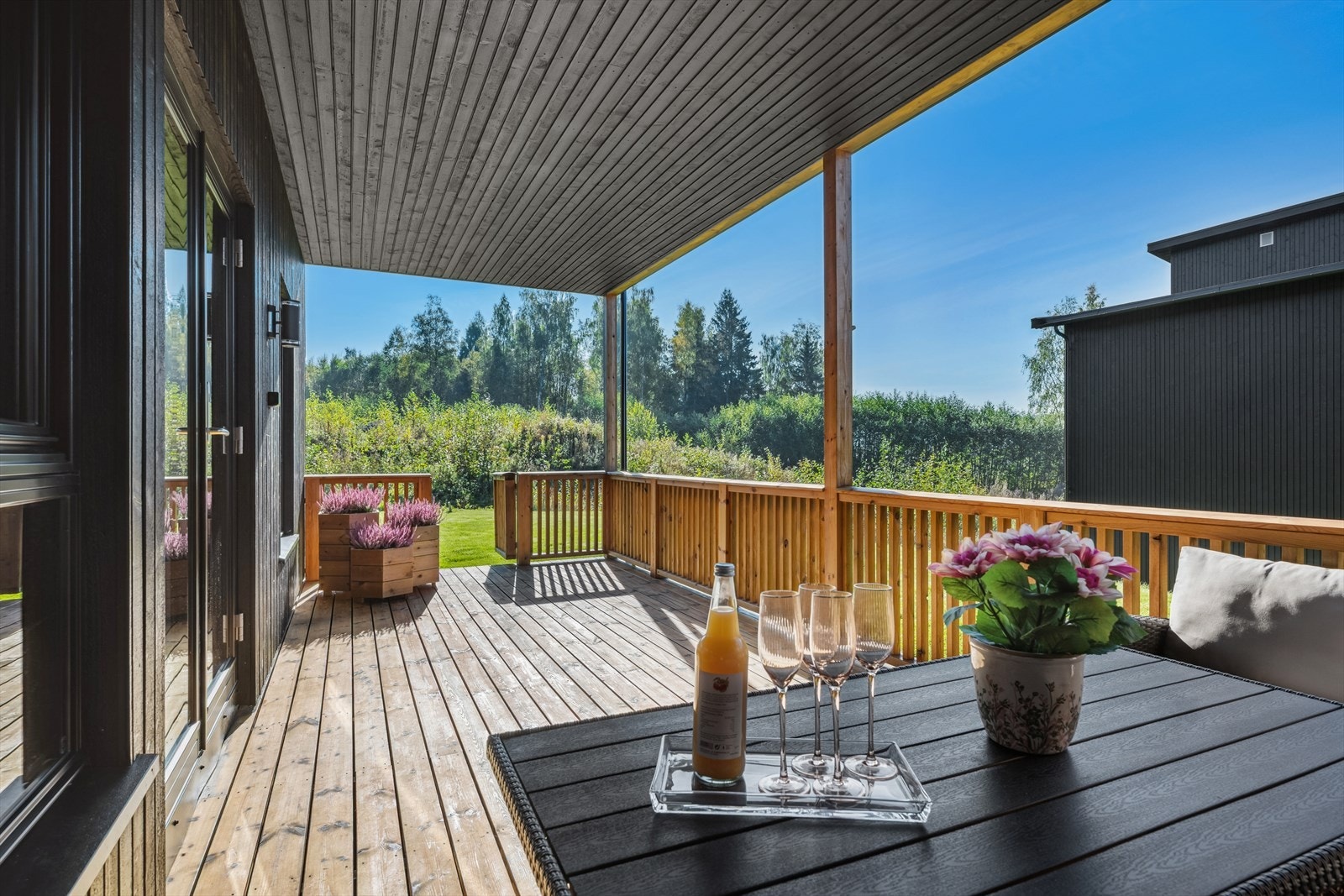 Fra terrassen er det utgang til plenareal - perfekt for lek og rekreasjon Galleribilde