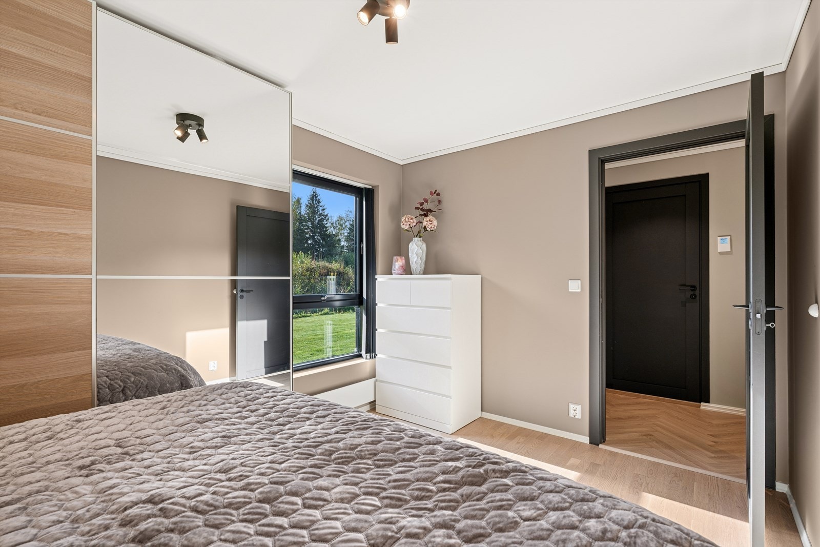 Hovedsoverom med plass til dobbeltseng og garderobe Galleribilde