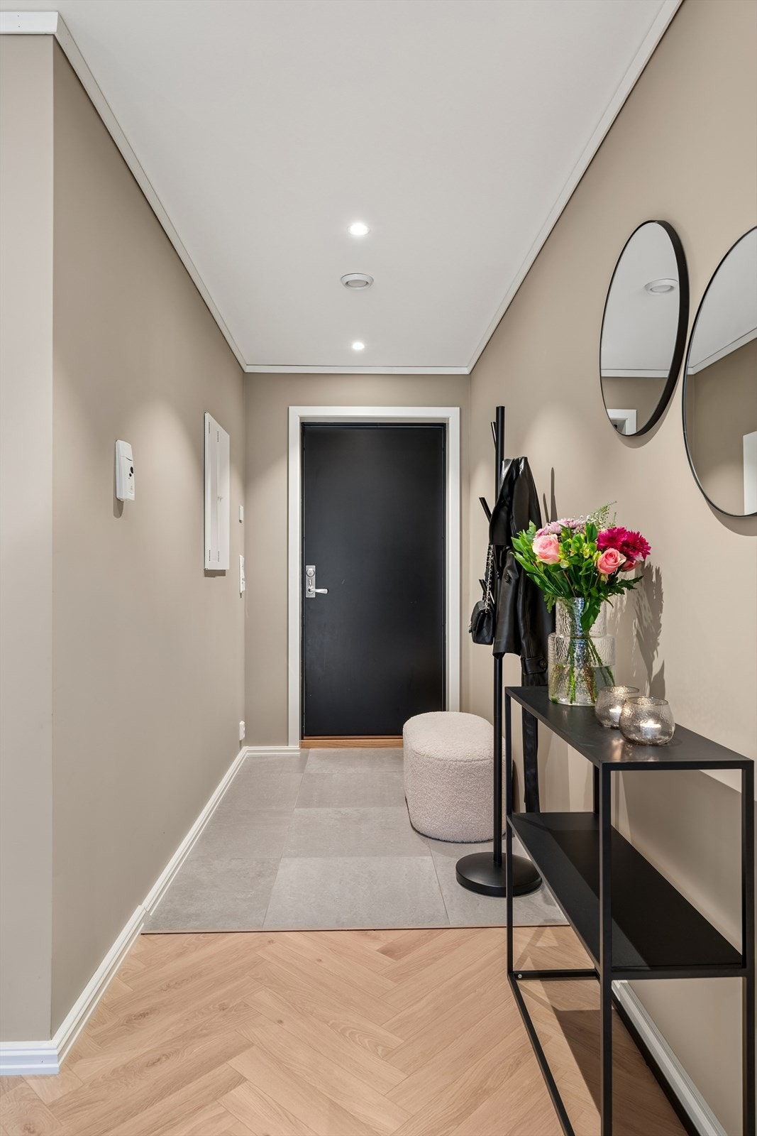 Du ønskes velkommen inn i en lys og luftig entré. Galleribilde