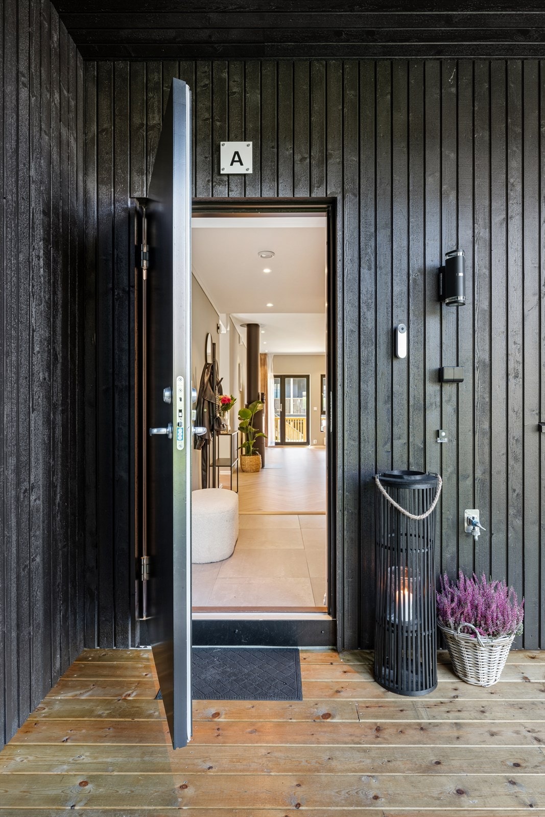 Til venstre for inngangspartiet har du en romlig og praktisk utebod, hvor du kan stue inn barnevogn, sykler, vinterdekk mm. Galleribilde