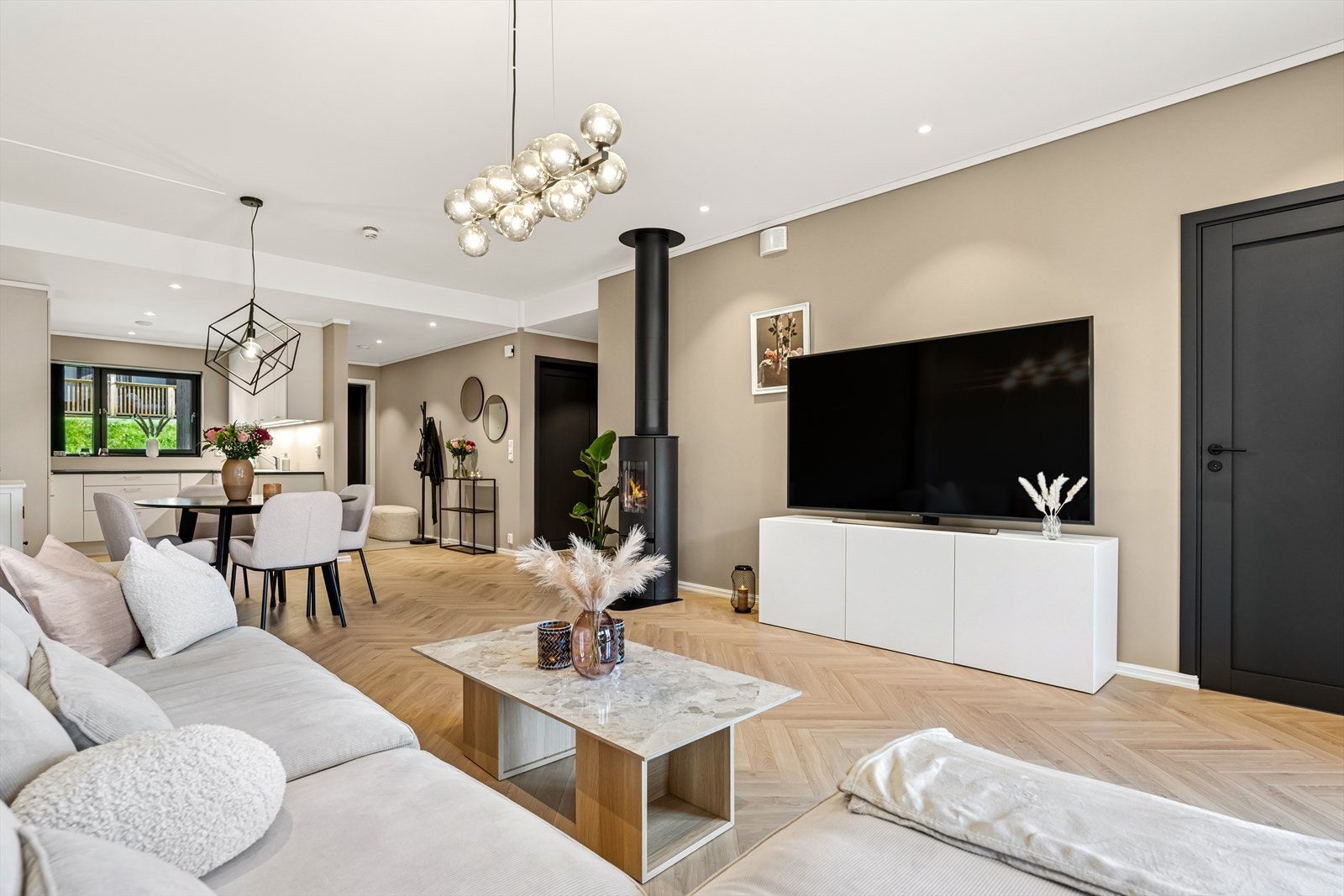 Åpen og oversiktlig planløsning som gjør møbleringen enkel Galleribilde