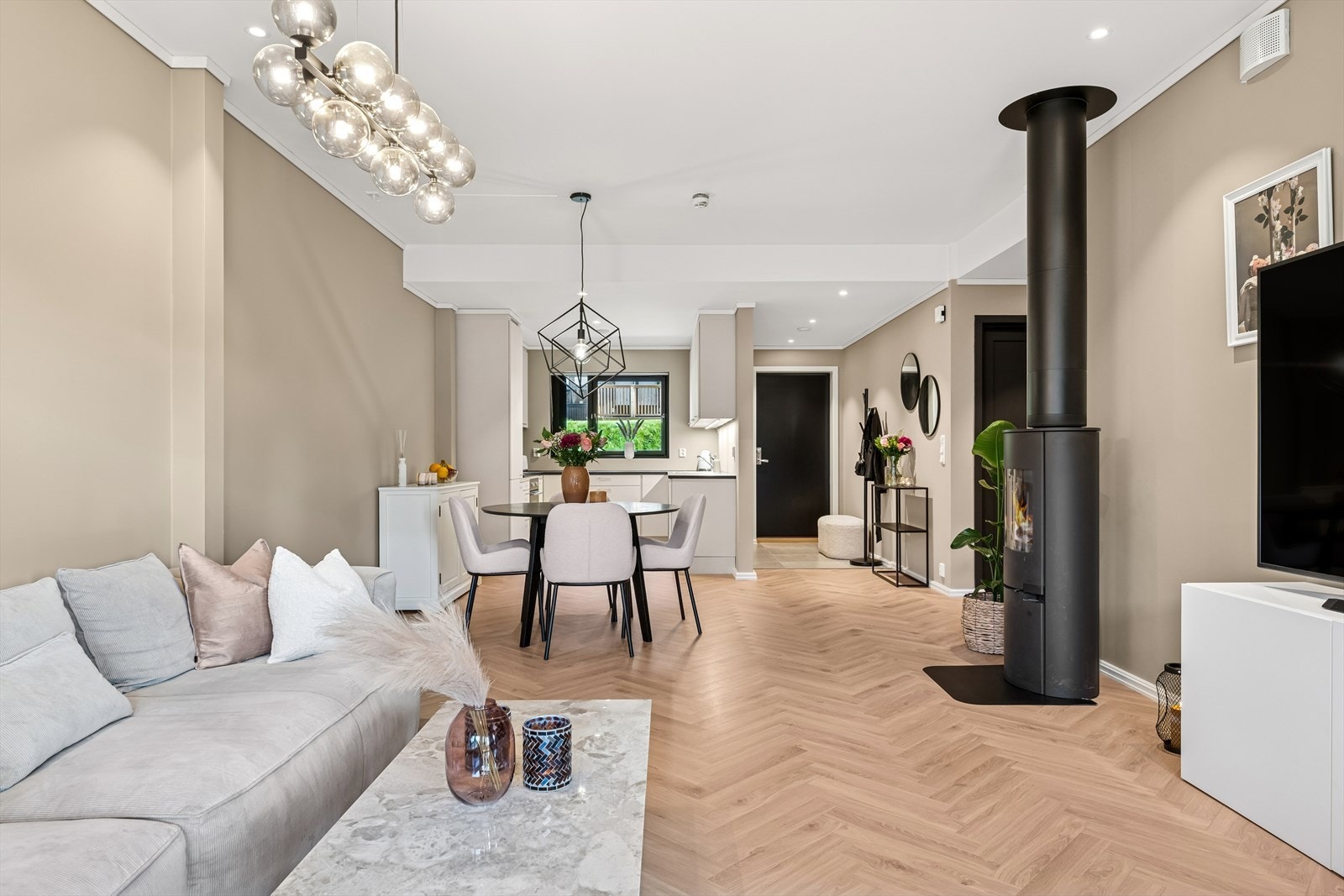 Lun og koselig stue med peis, perfekt på kalde vinterdager Galleribilde