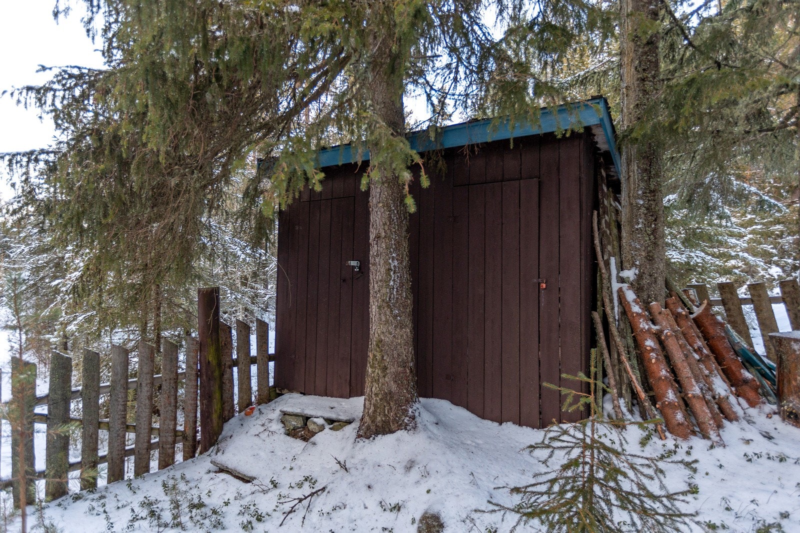 Ved hytta finner du en frittstående utedo/vedskjul. Galleribilde