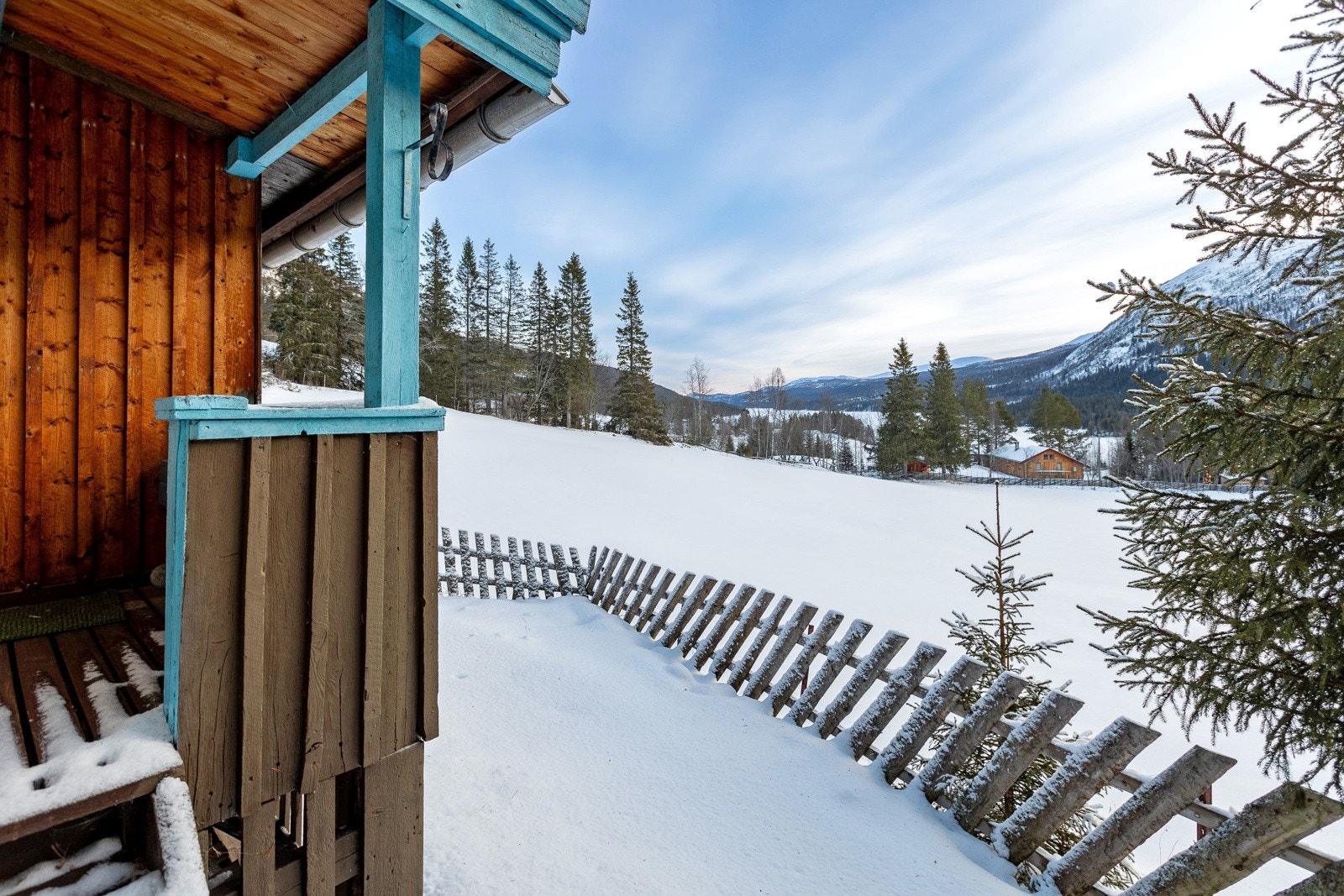 Hytta ligger i enden av et jordet, som gjør at du har god utsikt mot Espedalsvatnet, Leppkampen og innover Jotunheimen. Galleribilde