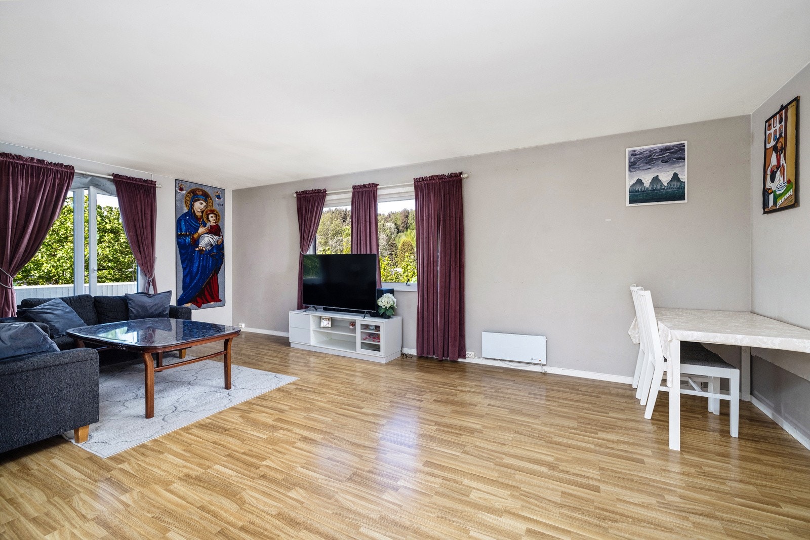 Romslig og lys stue. Galleribilde