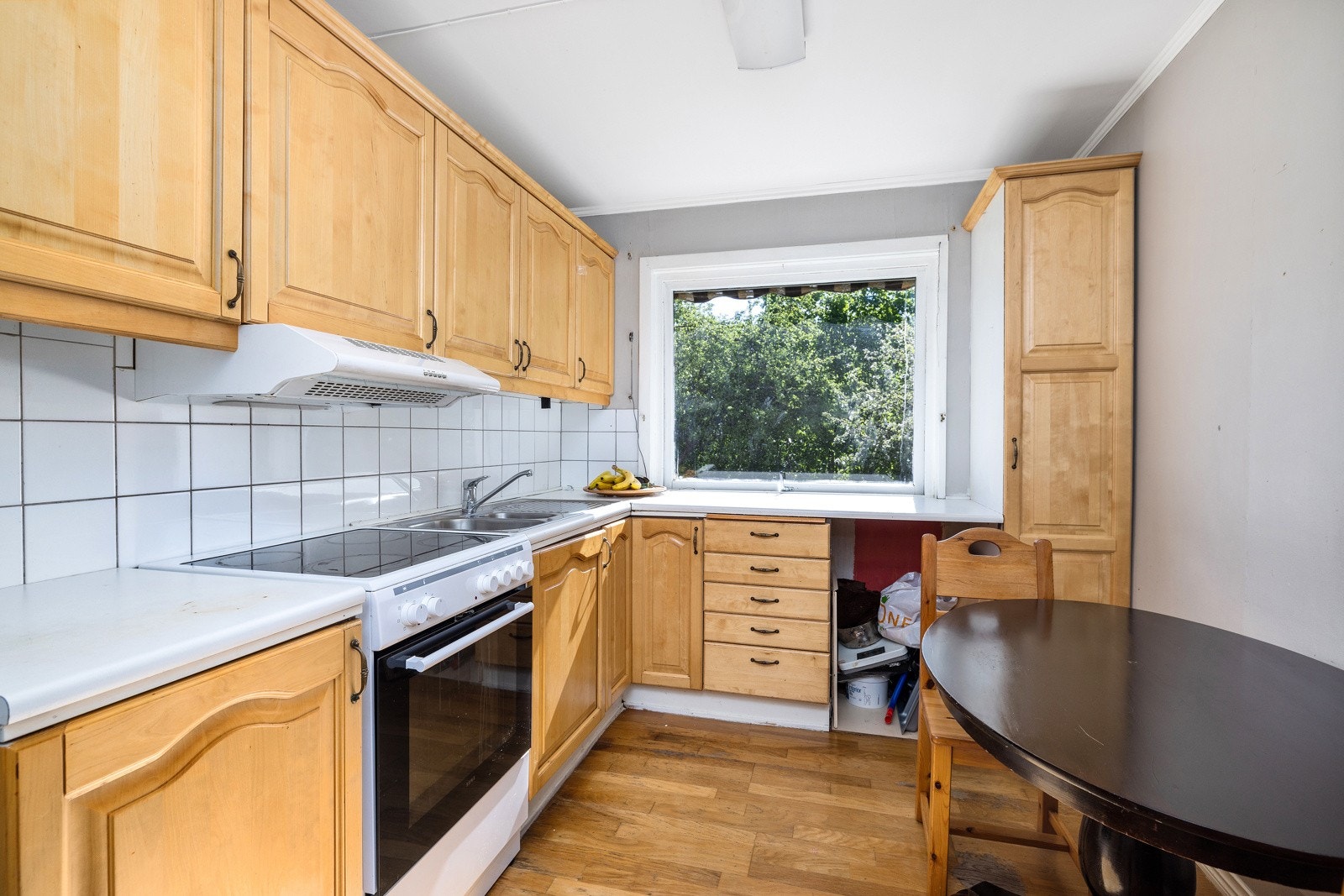 Eldre trefarget kjøkken med god lagringsplass. Galleribilde