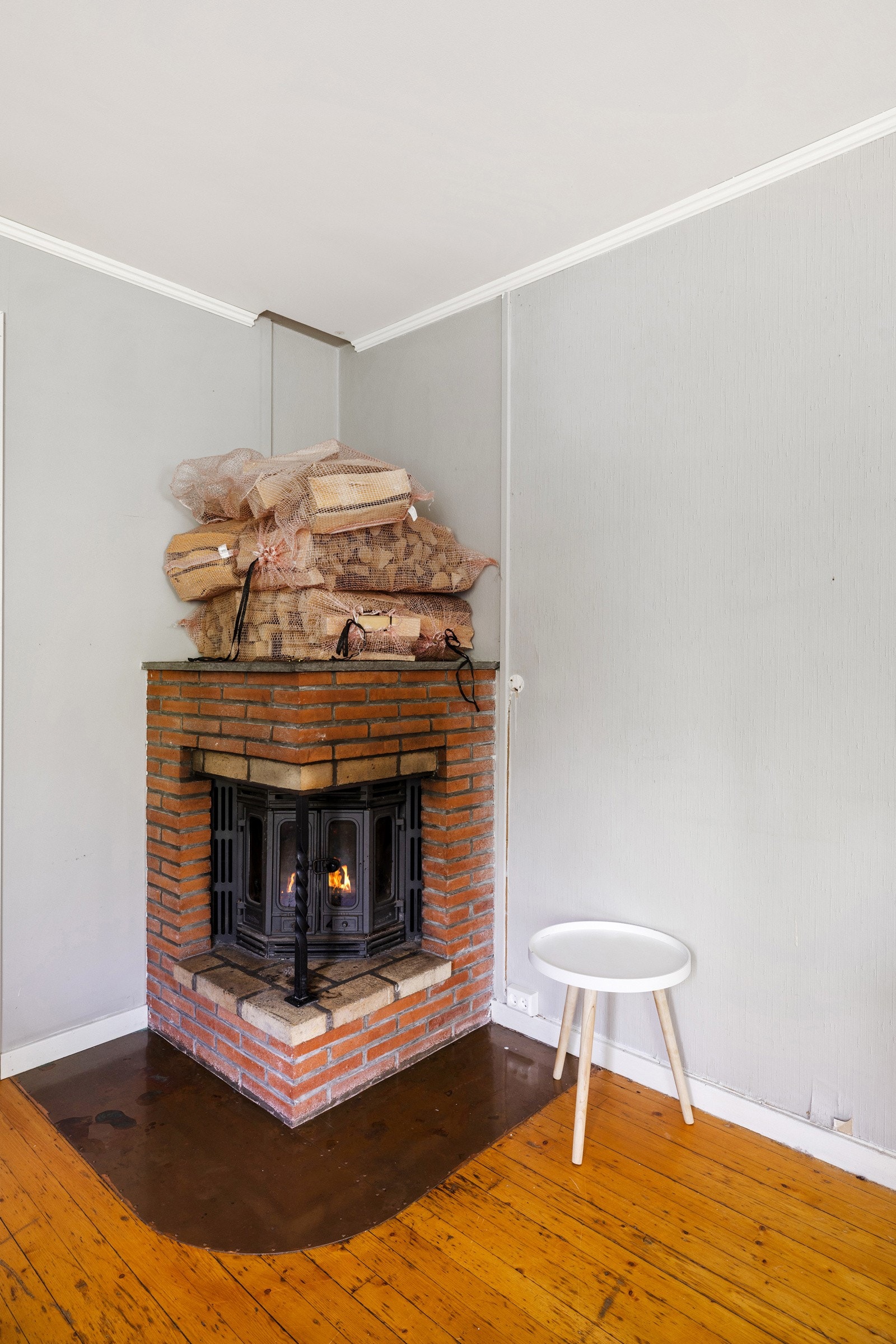 Hyggelig peis som varmer godt på de kaldeste dagene. Galleribilde