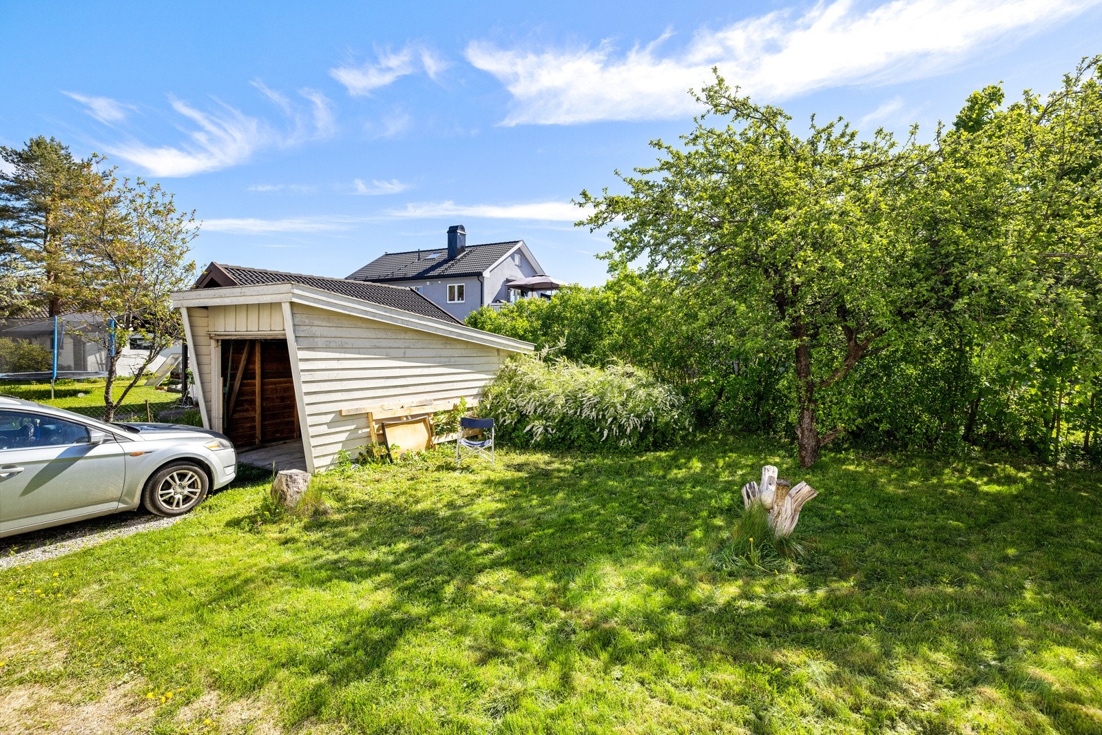 Garasje på tomten. Galleribilde