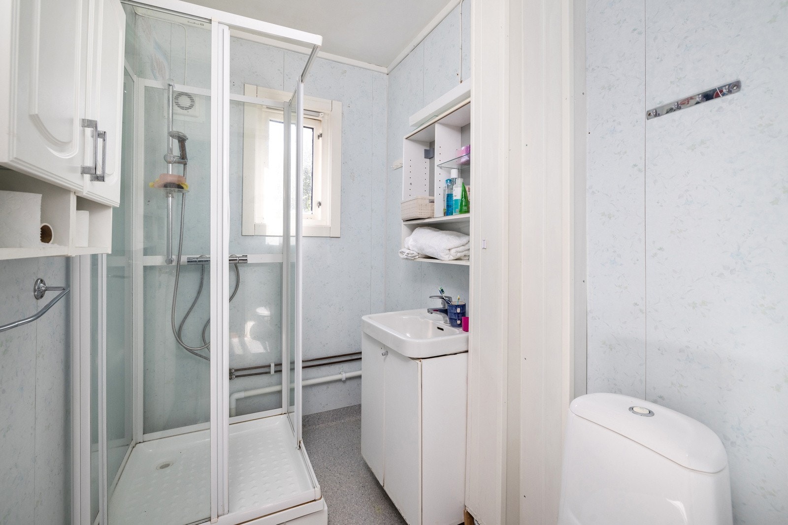 Lyst bad med praktisk dusjkabinett. Galleribilde