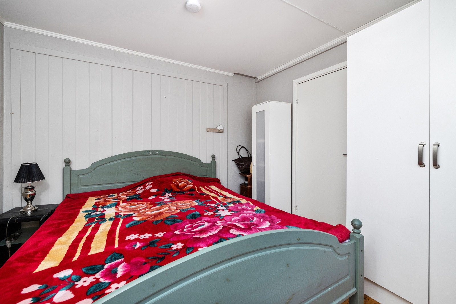 Garderobeskap kan følge boligen. Galleribilde