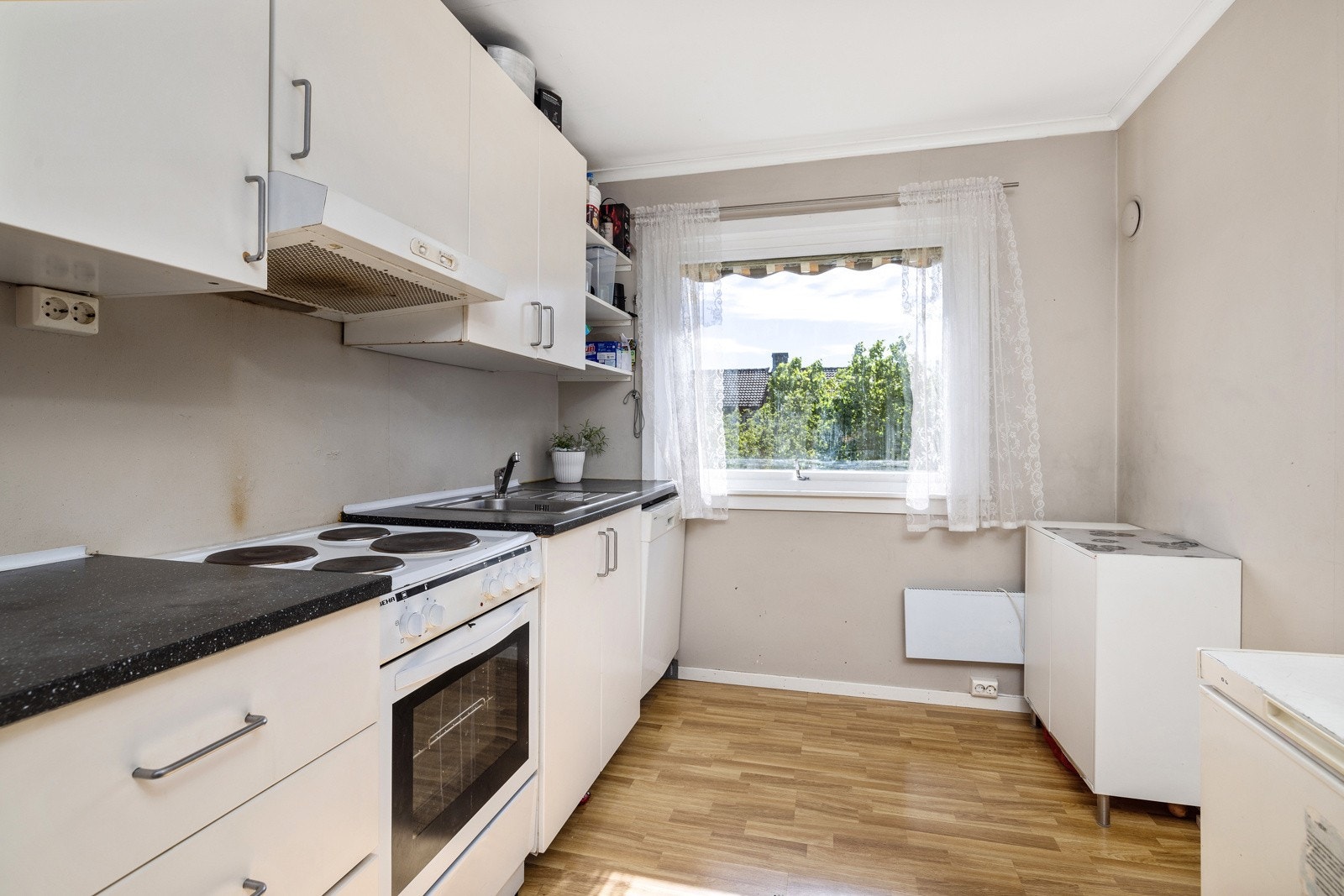 Eldre kjøkken med oppgraderingsbehov. Galleribilde