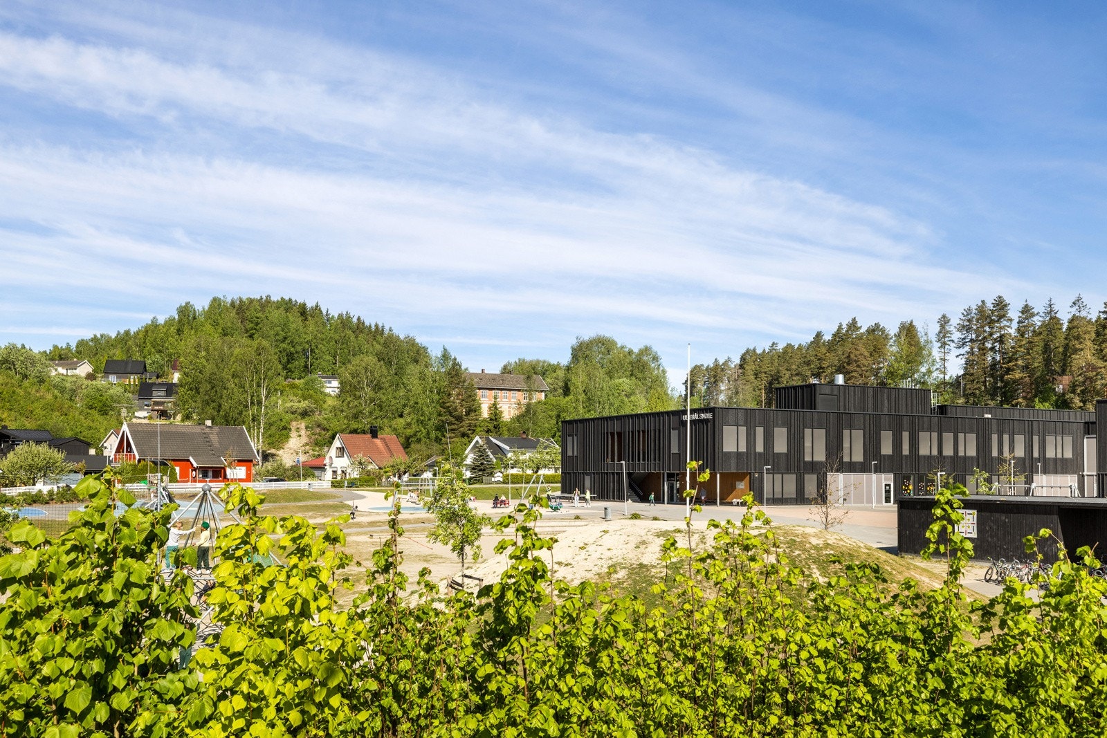 Boligen ligger med barne- og ungdomsskole som nærmeste nabo. Galleribilde