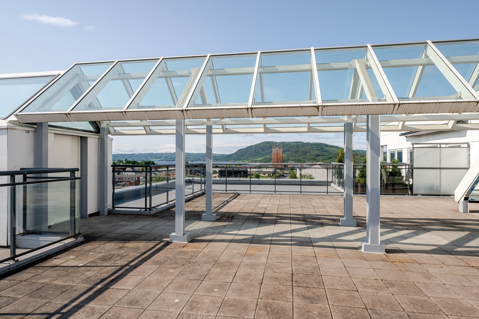Fellesterrasse på toppen av M-huset, med flott utsikt. Galleribilde