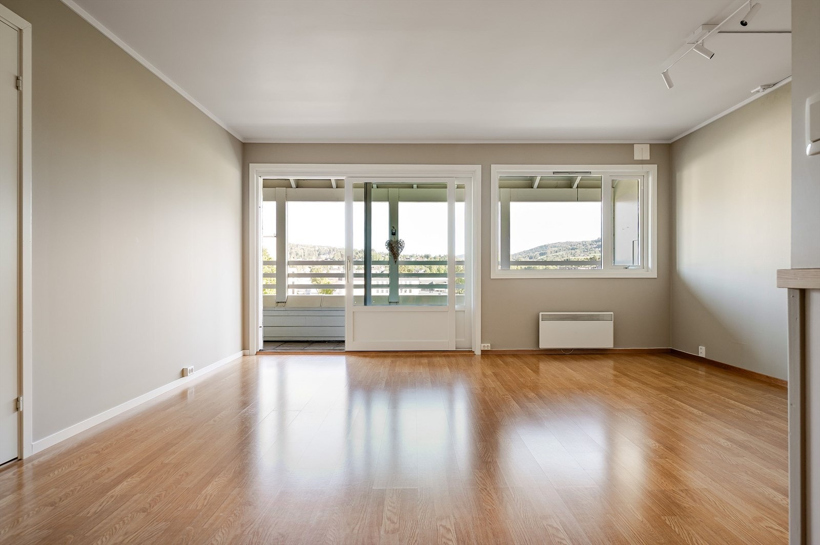 Stue med utgang til overbygget balkong Galleribilde