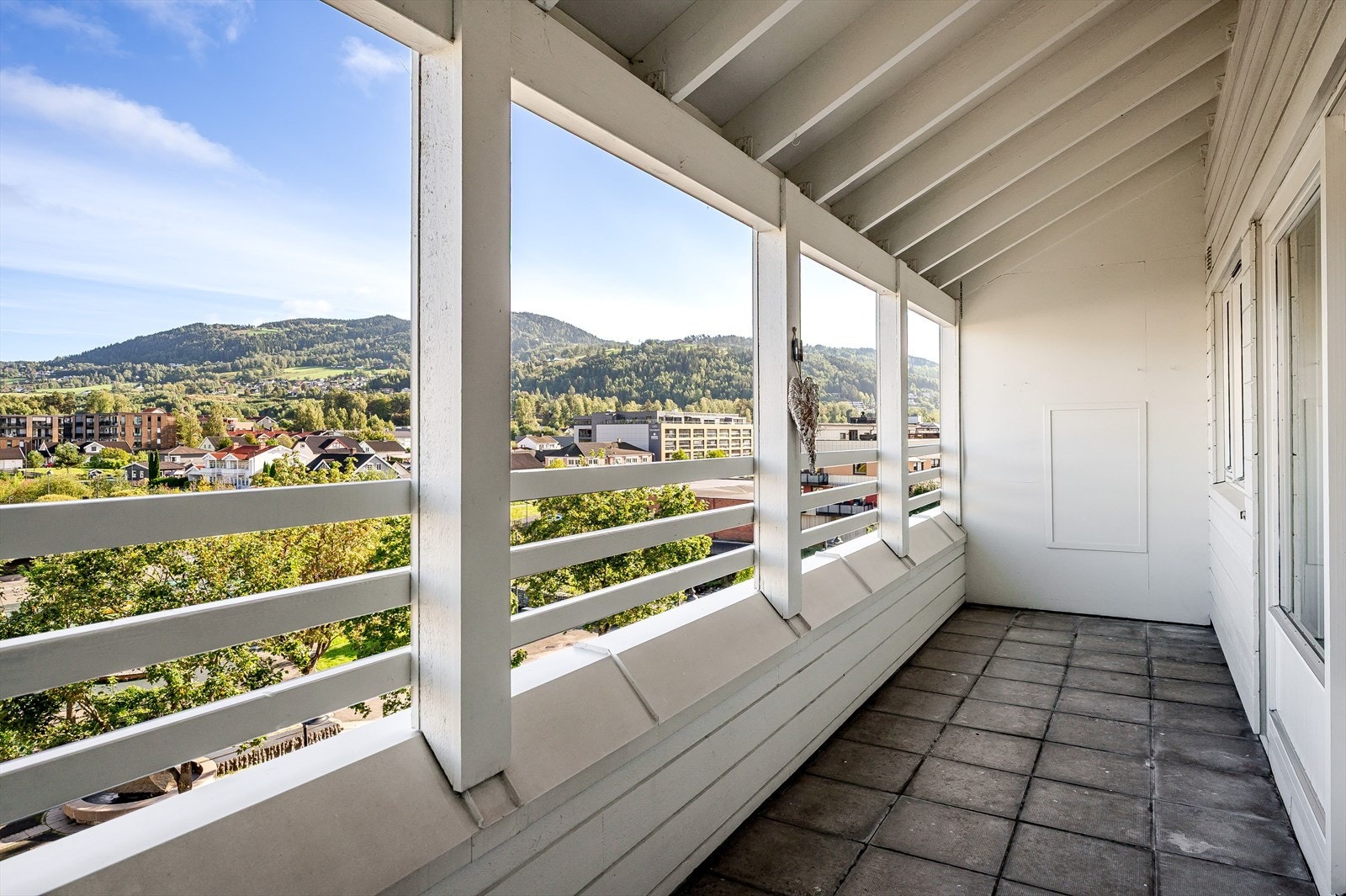 Romslig overbygget balkong. Flott utsikt. Galleribilde