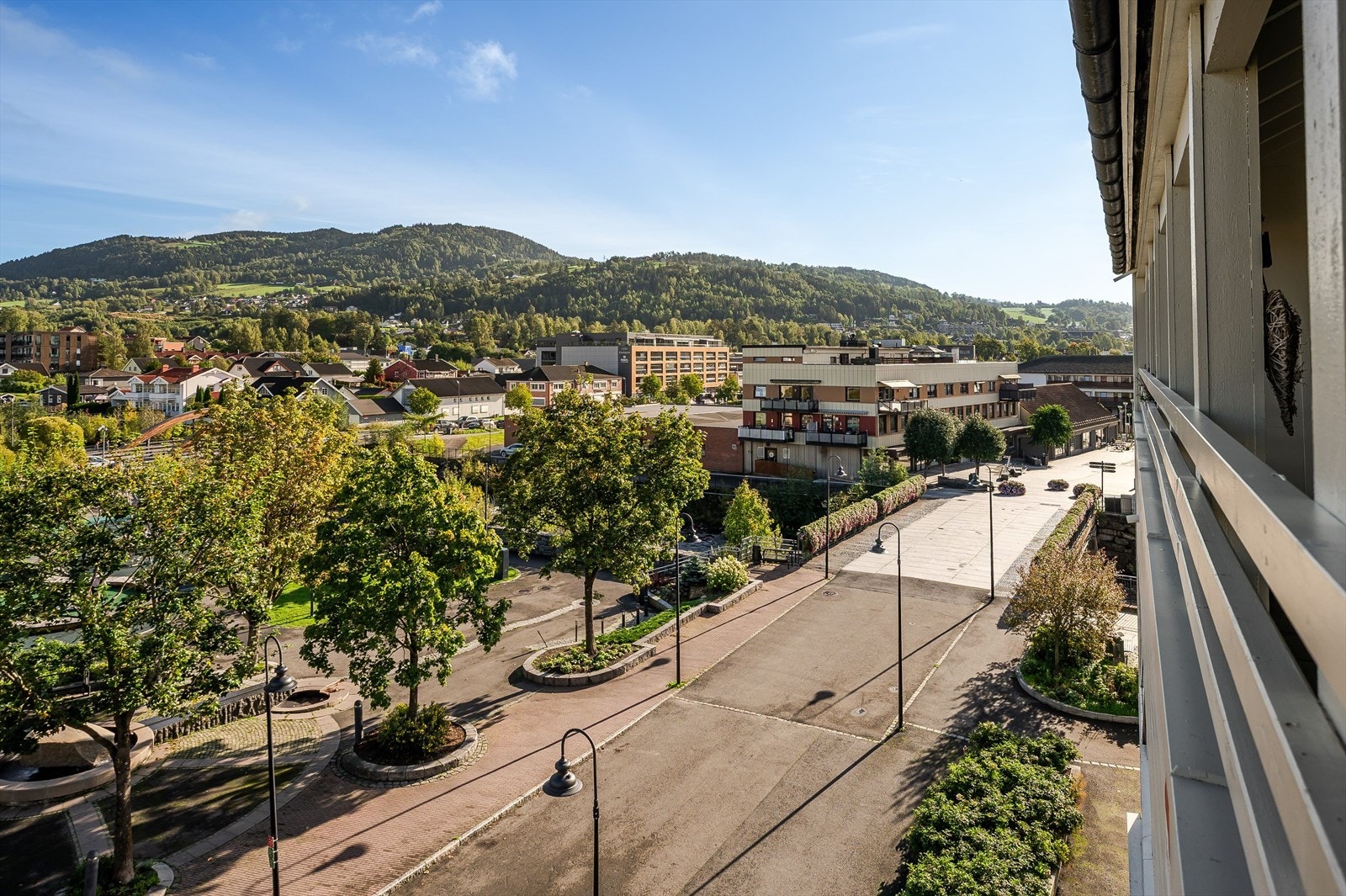 Fin utsikt over foranliggende område og mot Høsbjør Galleribilde