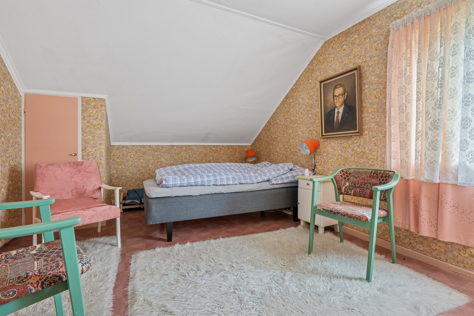 Hovedsoverommet er romslig med naturlig lysinnslipp og plass til både dobbeltseng og garderobeløsning. Galleribilde