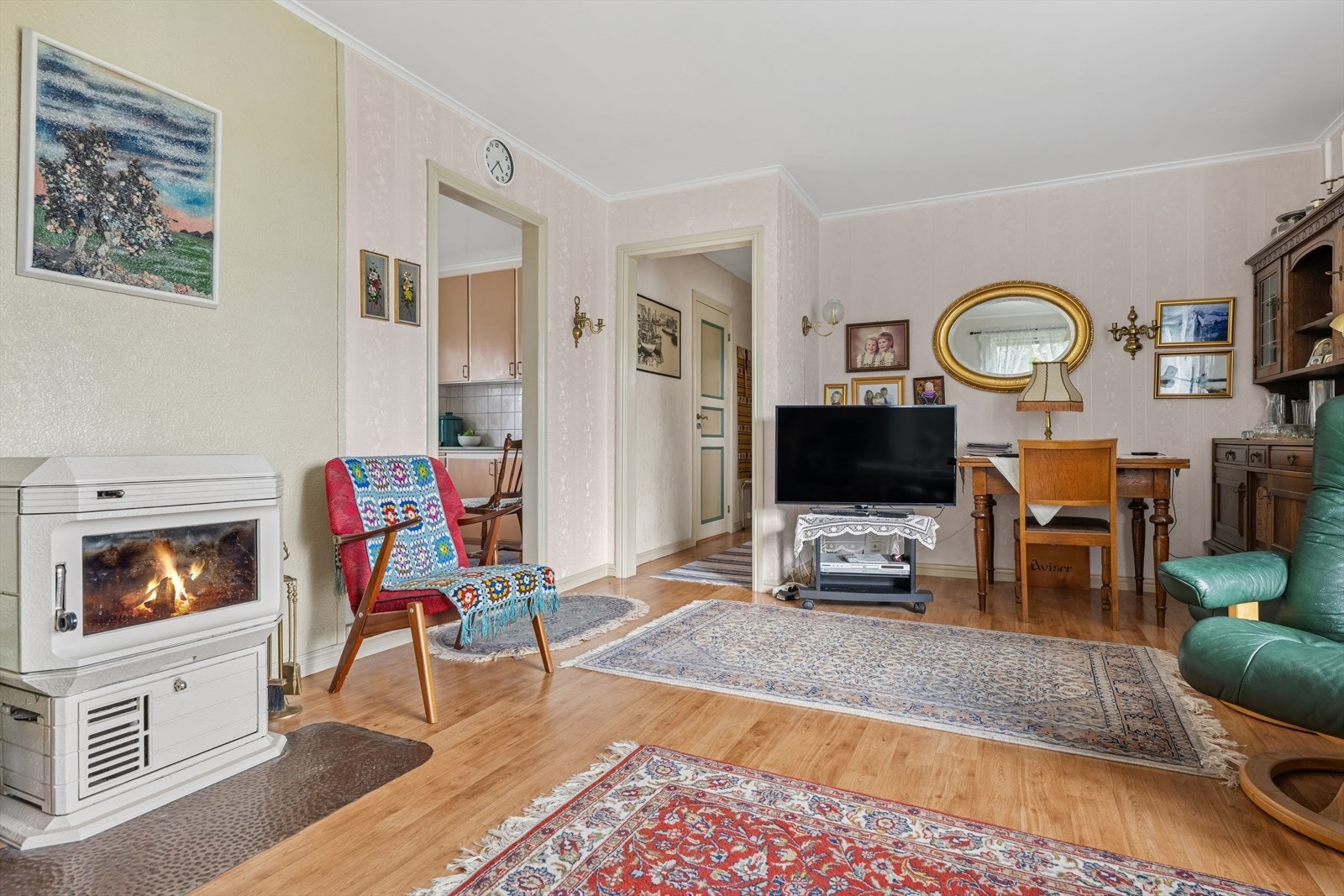 Fleksibel og innbydende stue av god størrelse med koselig peis. Galleribilde