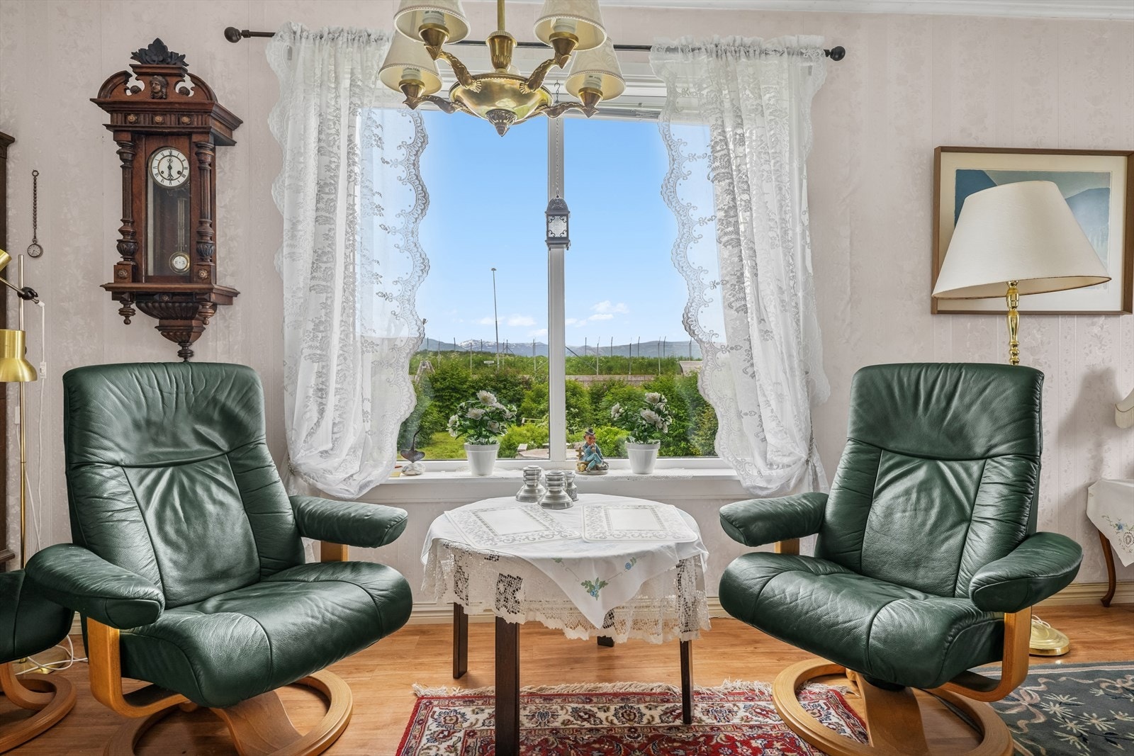 Møbleringsvennlig stue med utsyn til flotte uteområder. Galleribilde