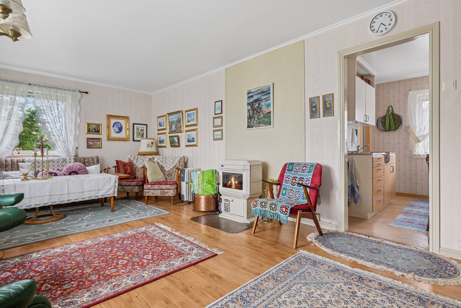 Fra stue er det adkomst til boligens kjøkken, bad og soverom. Galleribilde