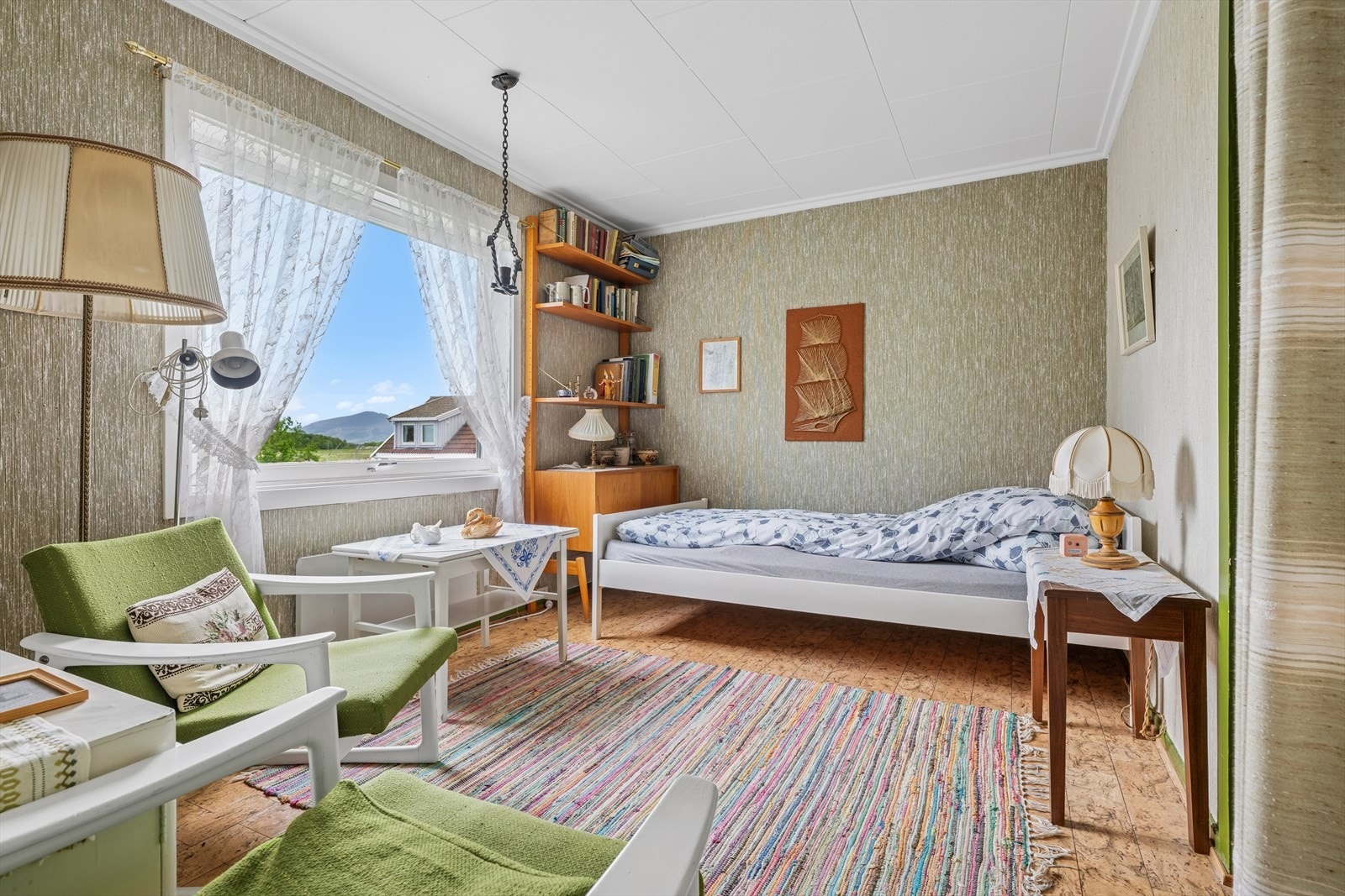 Rolig og behagelig rom med plass til både seng og oppbevaring. Galleribilde