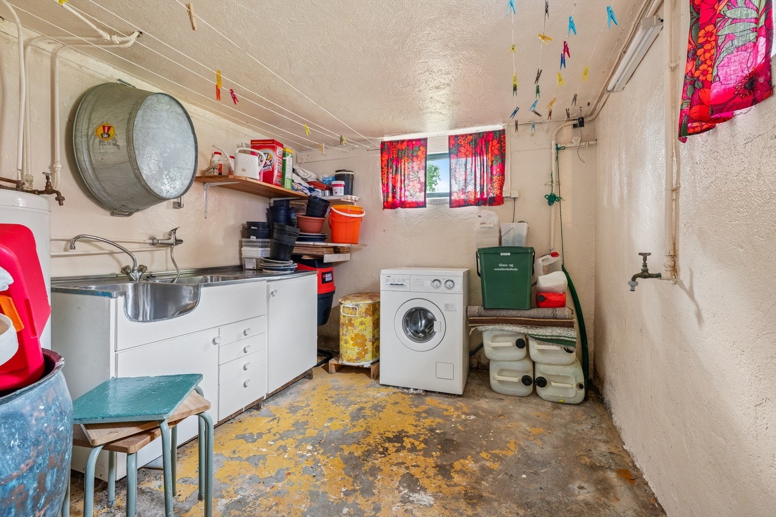 Vaskerommet har praktisk innredning med nedfelt servant og opplegg for vaskemaskin. Rommet fremstår funksjonelt, men har behov for oppgradering for å tilfredsstille dagens krav til våtrom. Galleribilde