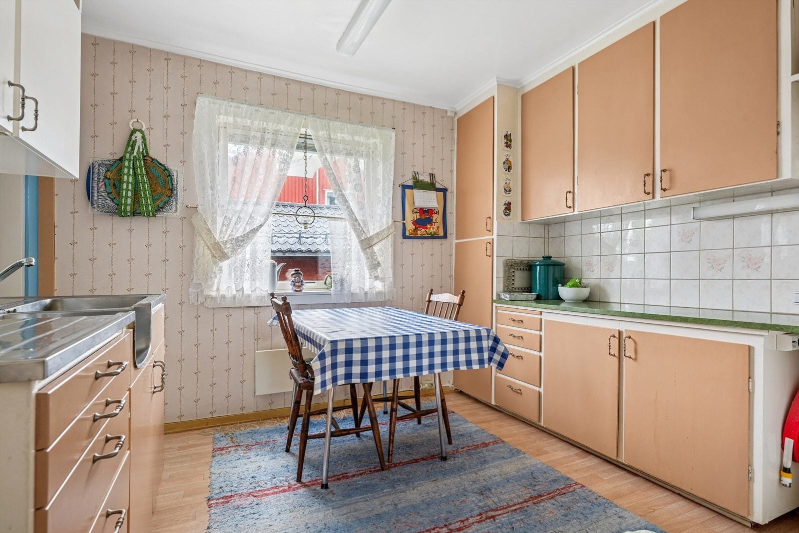 Rommet har en enkel og funksjonell innredning med glatte fronter og laminat benkeplate. Galleribilde