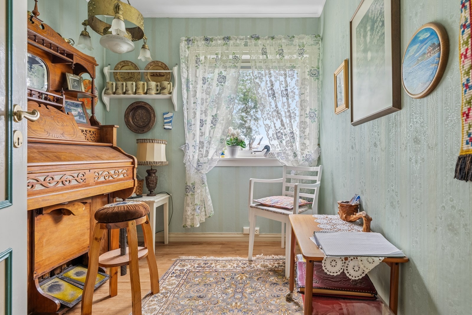 Praktisk for gjester, hjemmekontor eller som eget rom for familiens yngste. Galleribilde