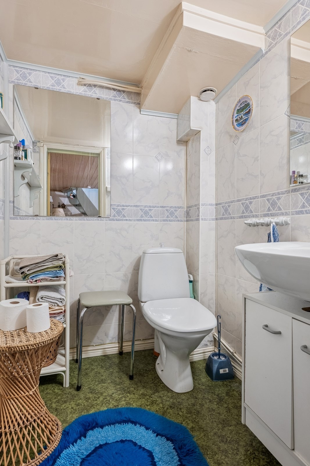 Det er ventilasjon i himlingen og panelovn for oppvarming. Galleribilde