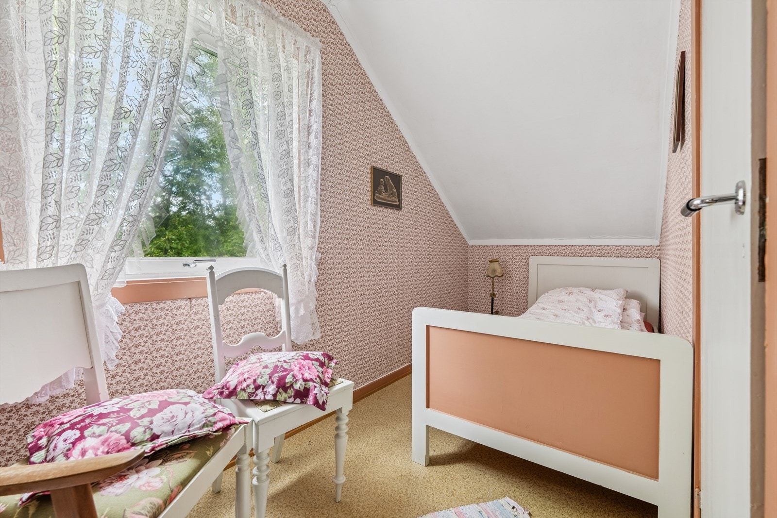 Lyst soverom med enkel standard og potensial for personlig preg. Galleribilde