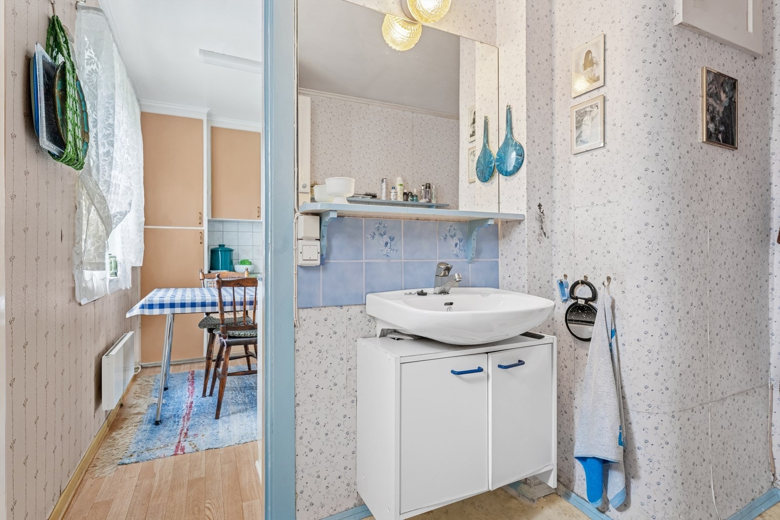 Fra kjøkken er det adkomst til soverom gjennom badet. Galleribilde